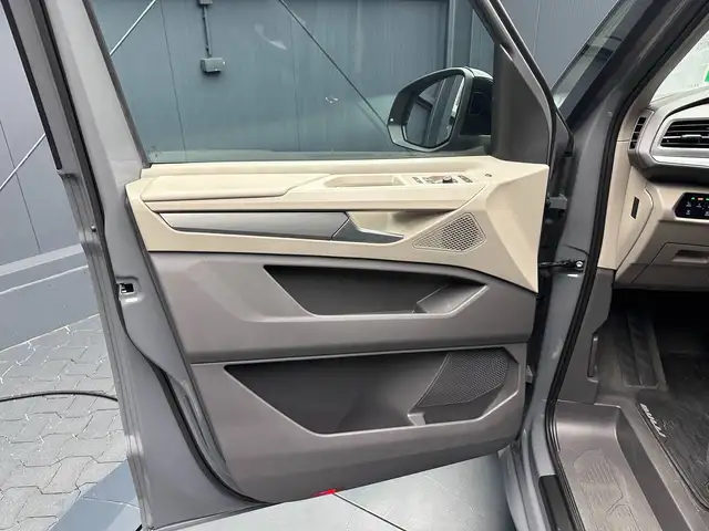 Volkswagen Multivan view 13