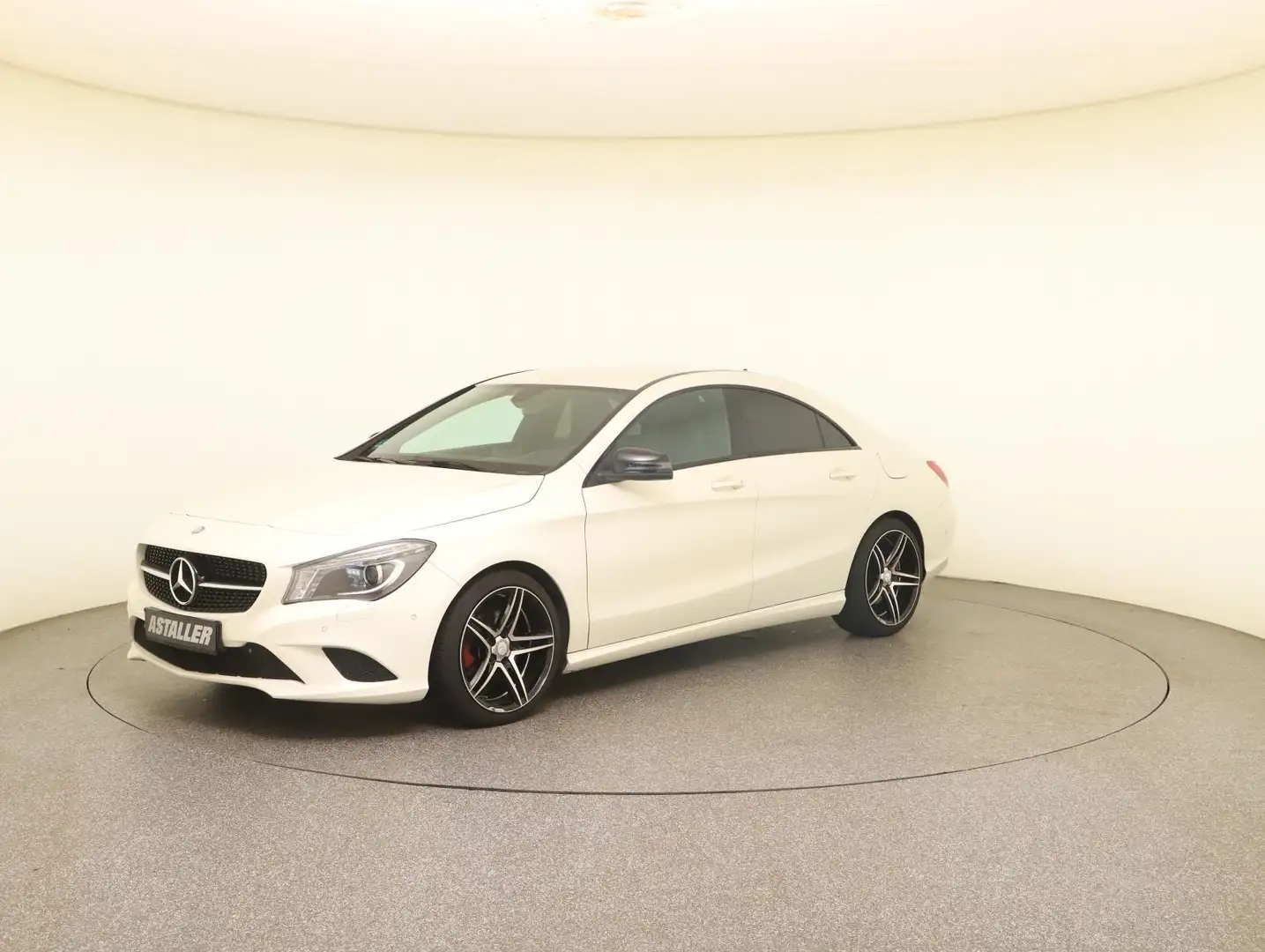 Mercedes-Benz CLA 200 Coupé Urban Night+BiXenon+Parkass+Chromp Wit - 2