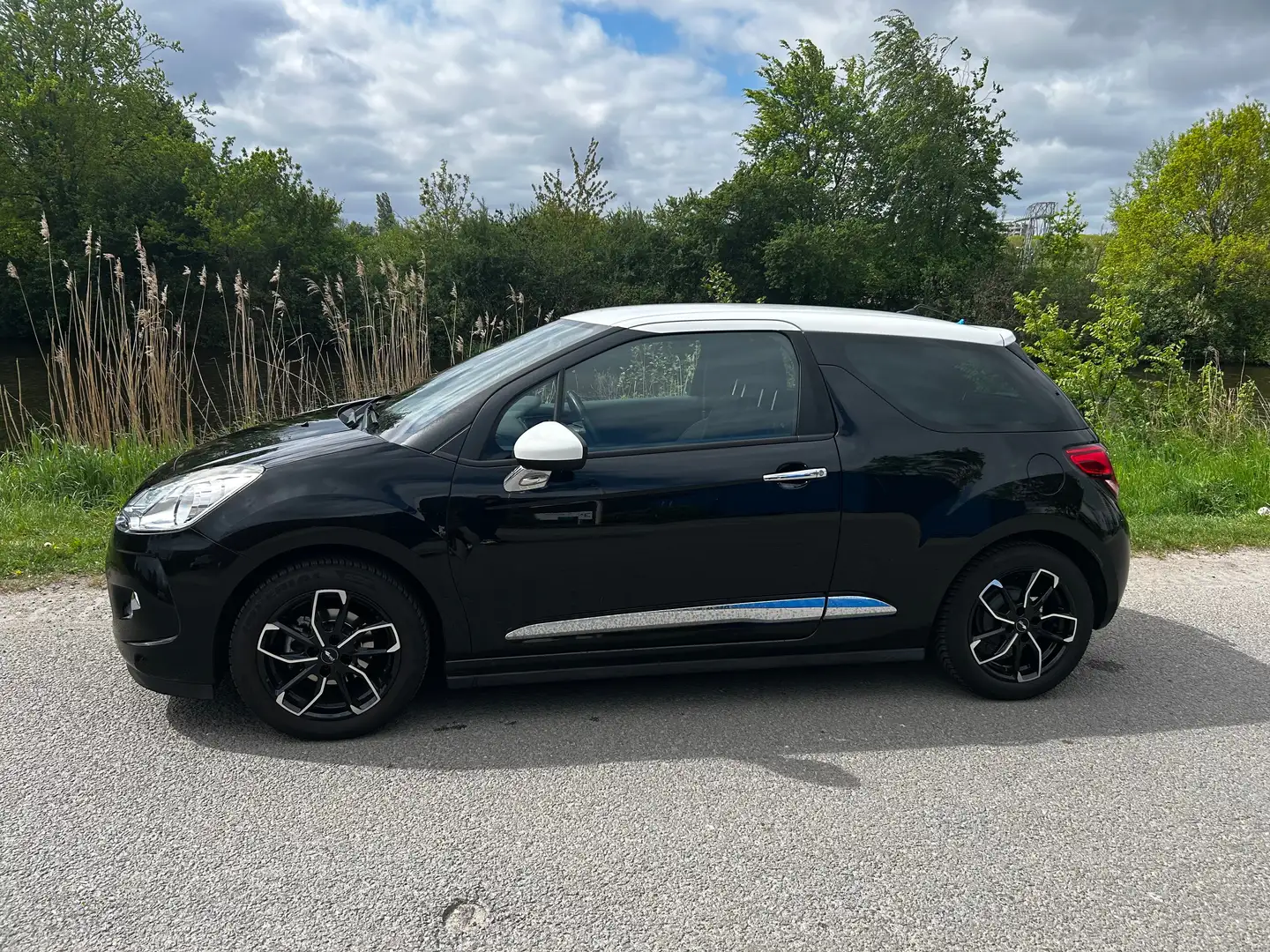 Citroen DS3 DS3 1.2 VTi So Chic Zwart - 1
