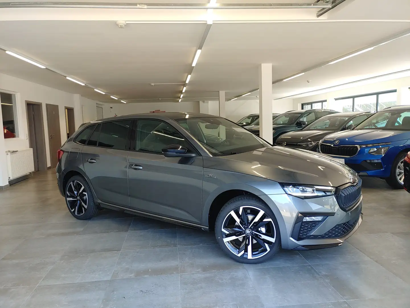Skoda Scala 1.5 TSI DSG MonteCarlo Matrix/Pano/Navi/ACC/18"/5J Grau - 1