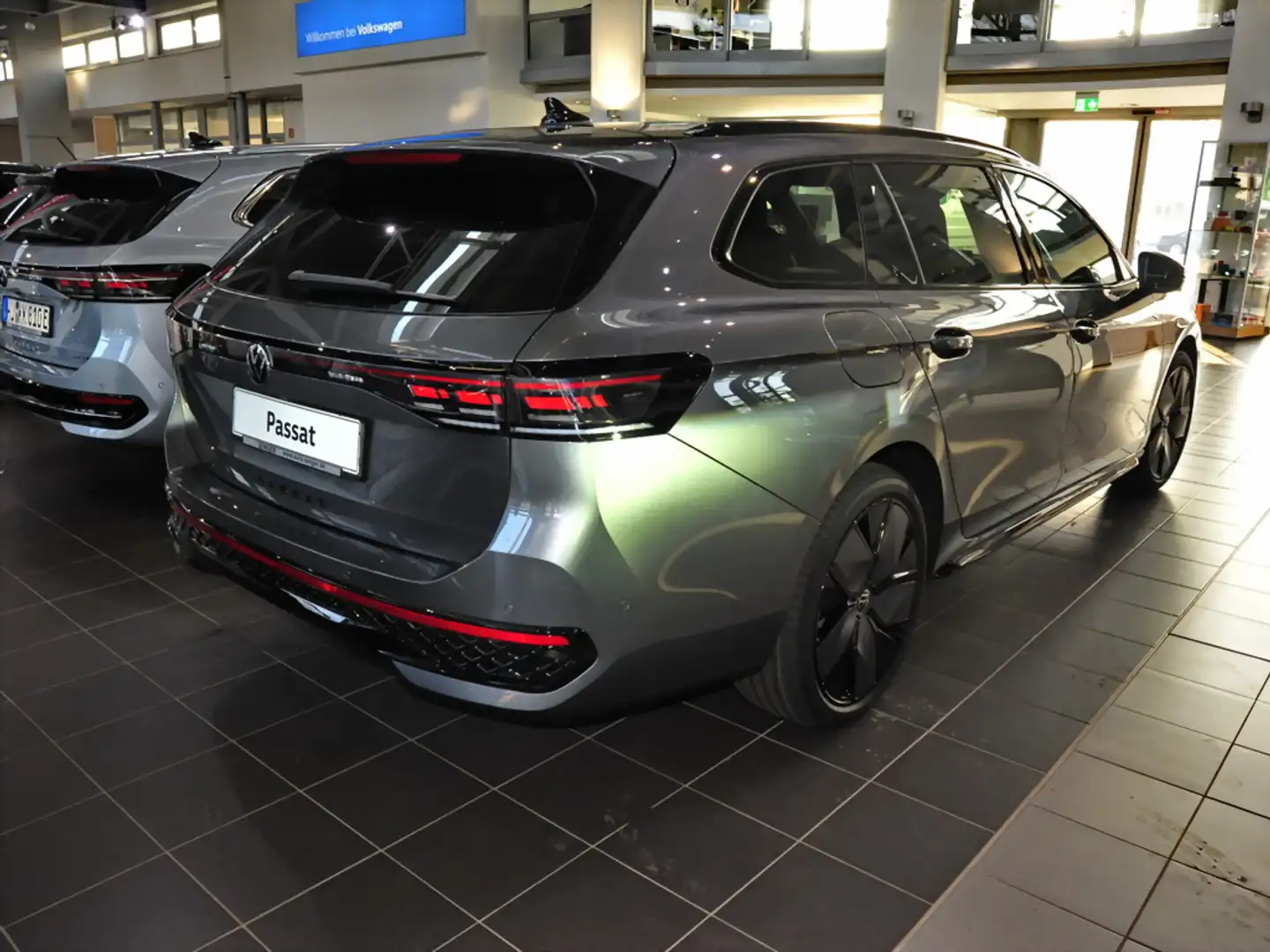 Volkswagen Passat Variant R-Line 1,5 l eHybrid Digi-Cockpit Grau - 2