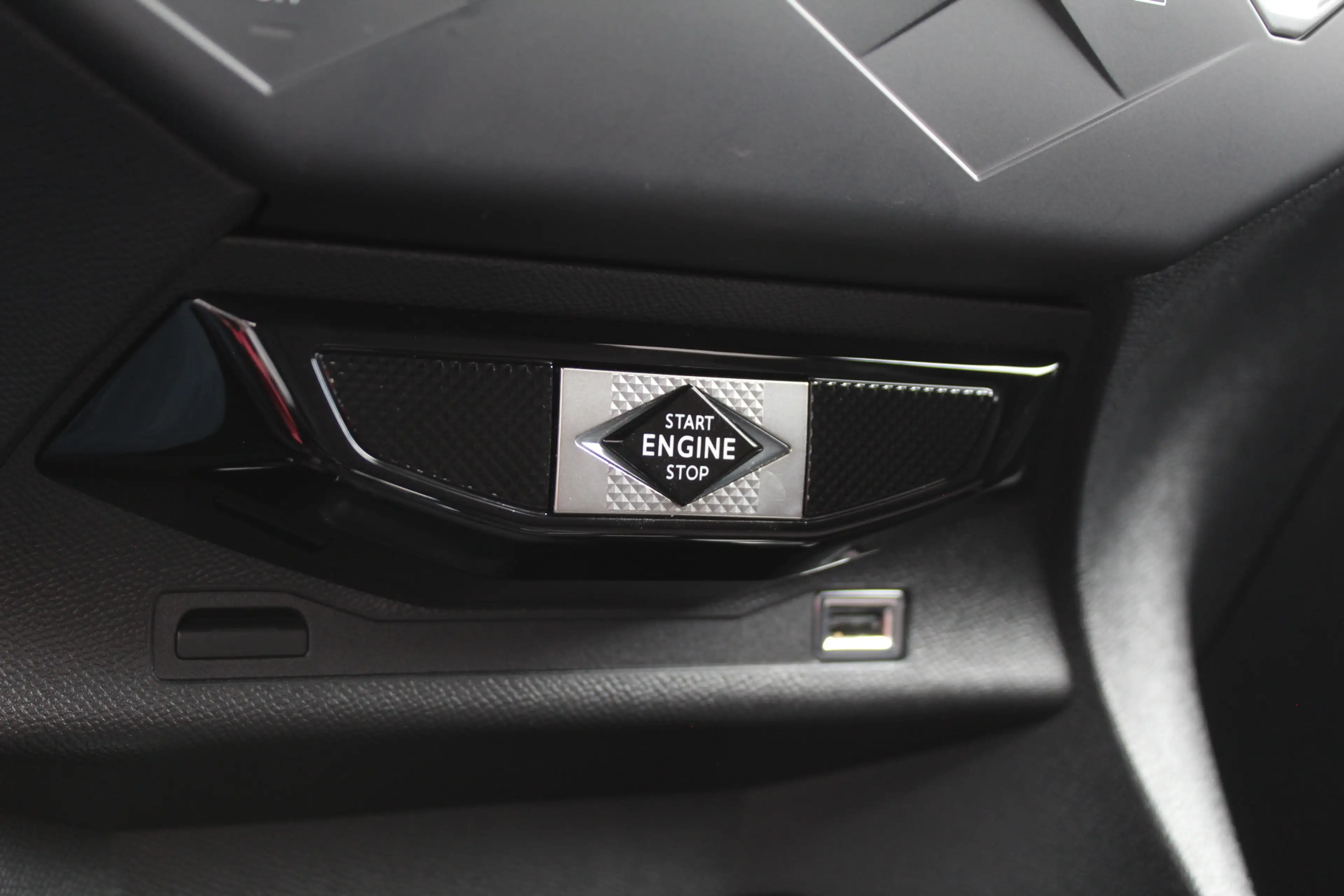 DS Automobiles DS 3 Crossback E-Tense Performance Line 50 kWh | Blis | Camera | — photo 19