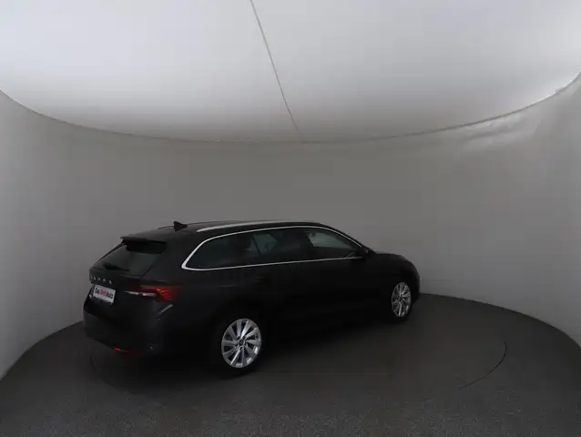 Skoda Octavia view 4