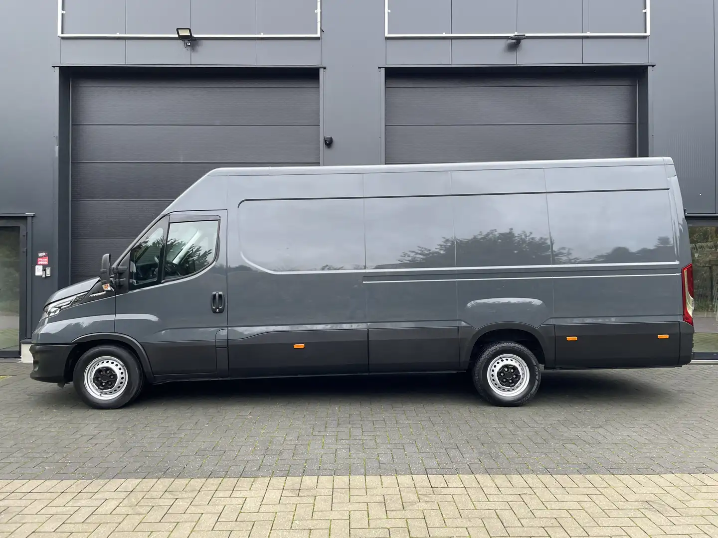 Iveco Daily 3.0D Aut. / L4 / Trekh 3.5 T/ € 27.264 Ex. BTW Grau - 2