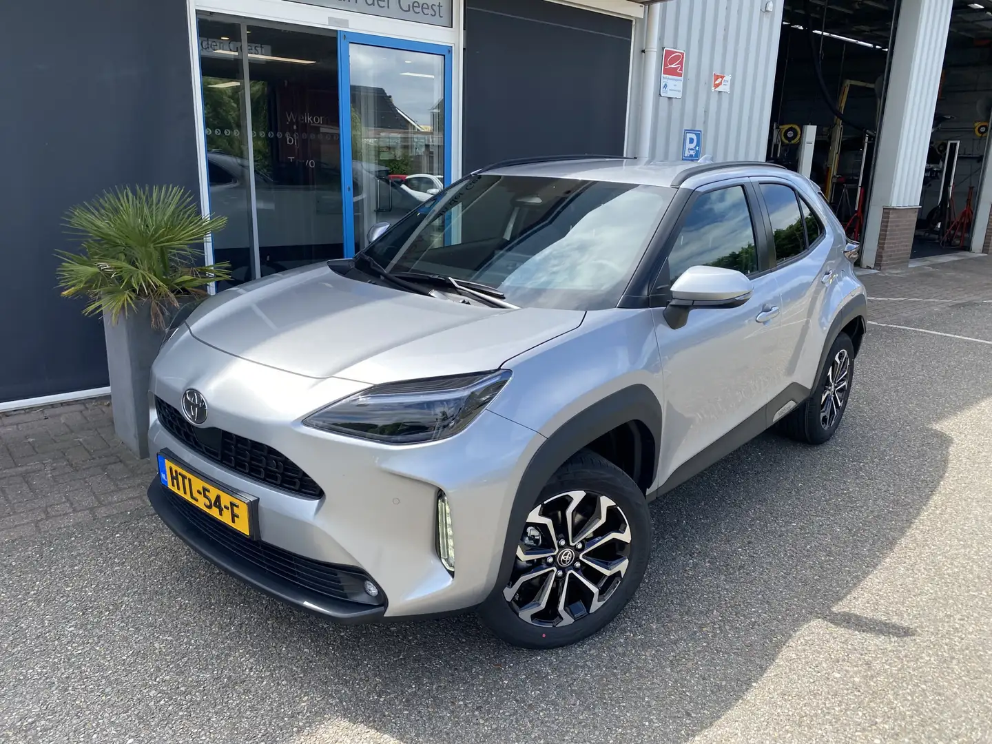 Toyota Yaris Cross 1.5 Hybrid 130 Dynamic Comfort Pack Grijs - 2