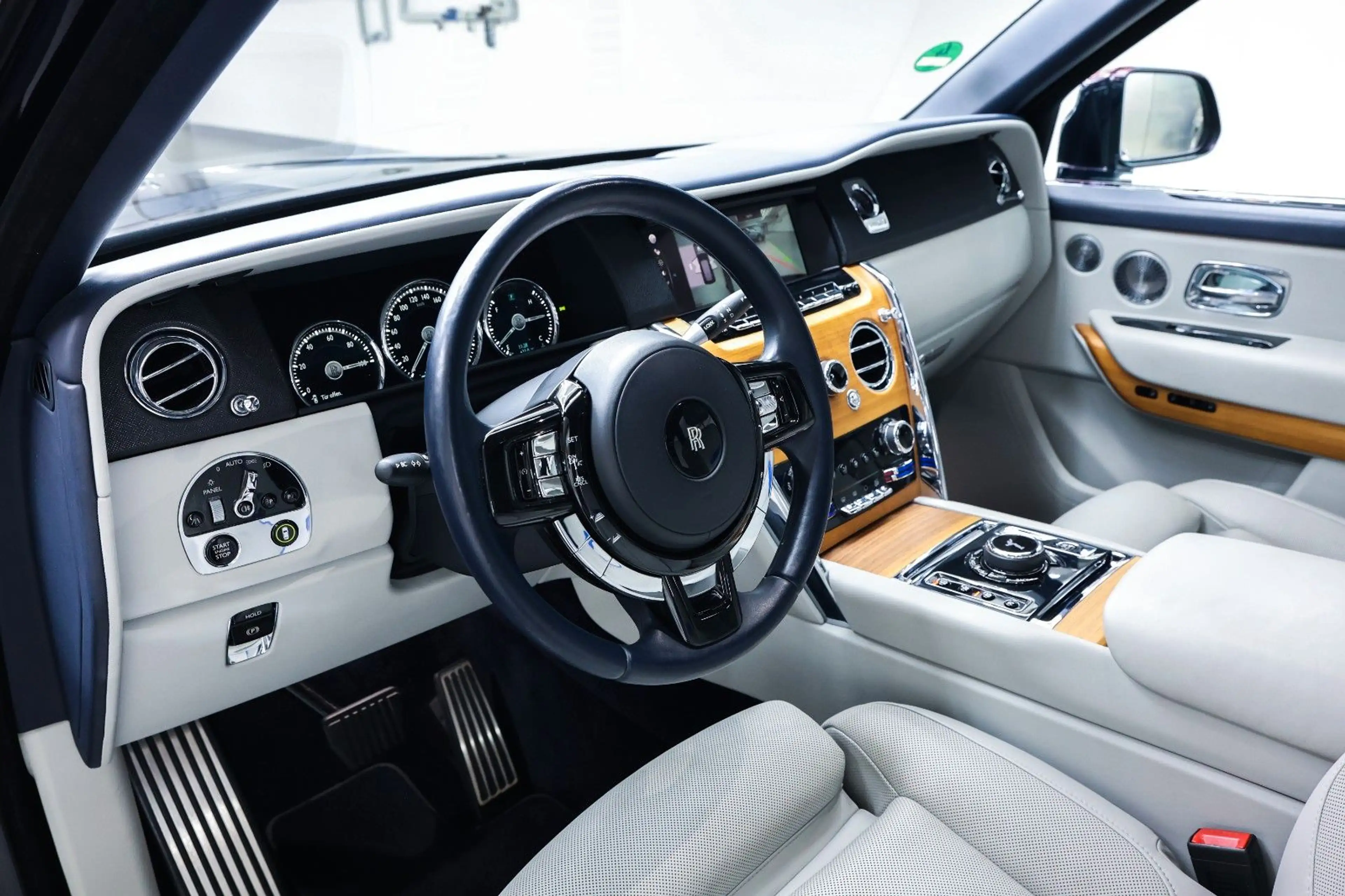 Rolls-Royce Cullinan — photo 24