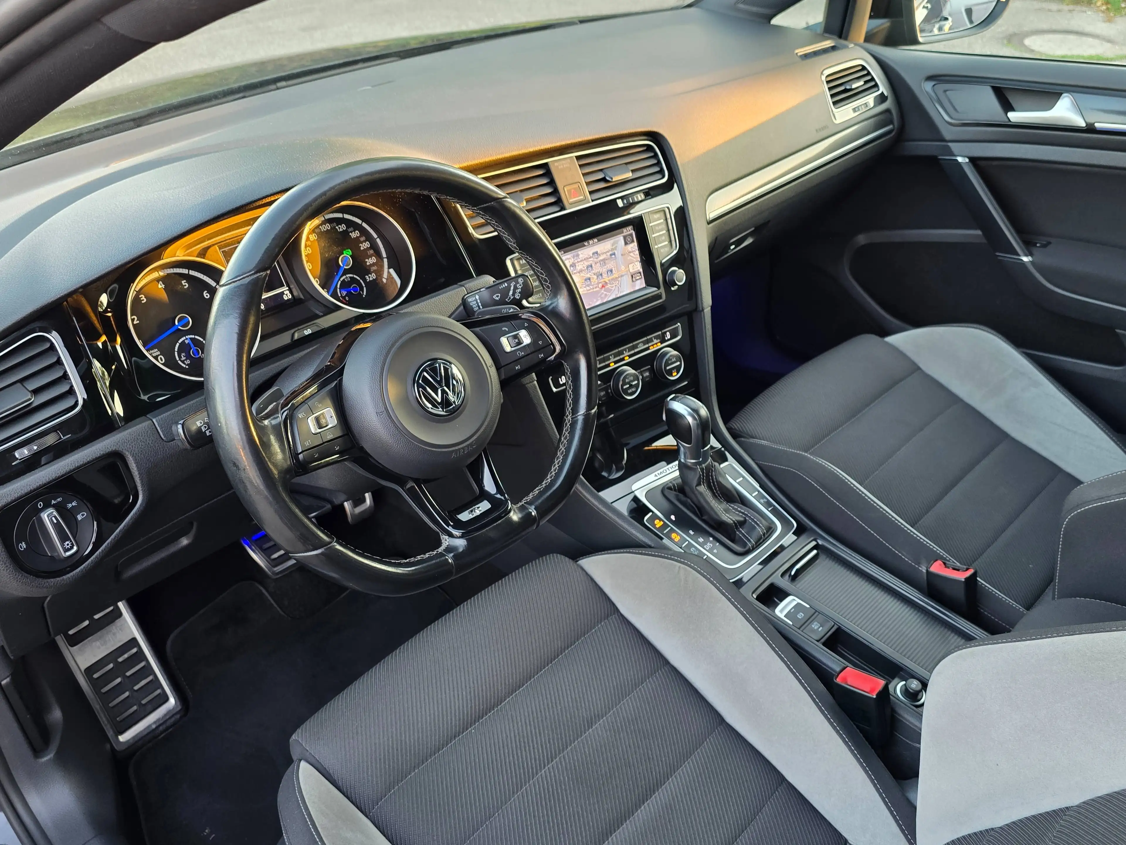 Volkswagen Golf R R BMT 4Motion DSG Automatik Limousine Alcantara Sitzheizung LED XENON — photo 9