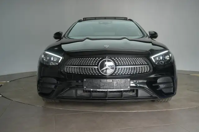 Mercedes-Benz E view 2