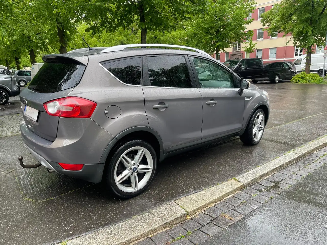 Ford Kuga Kuga 2.0 TDCi 4x4 Aut. Champions Edition 8/2012 Tüv 5/2028 2 Hand angemeldet — photo 1 of 13