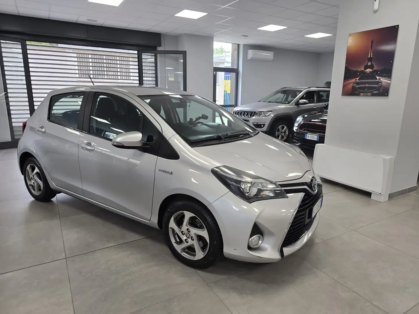 Toyota Yaris 1.5 Hybrid 5 porte Style Grijs - 2