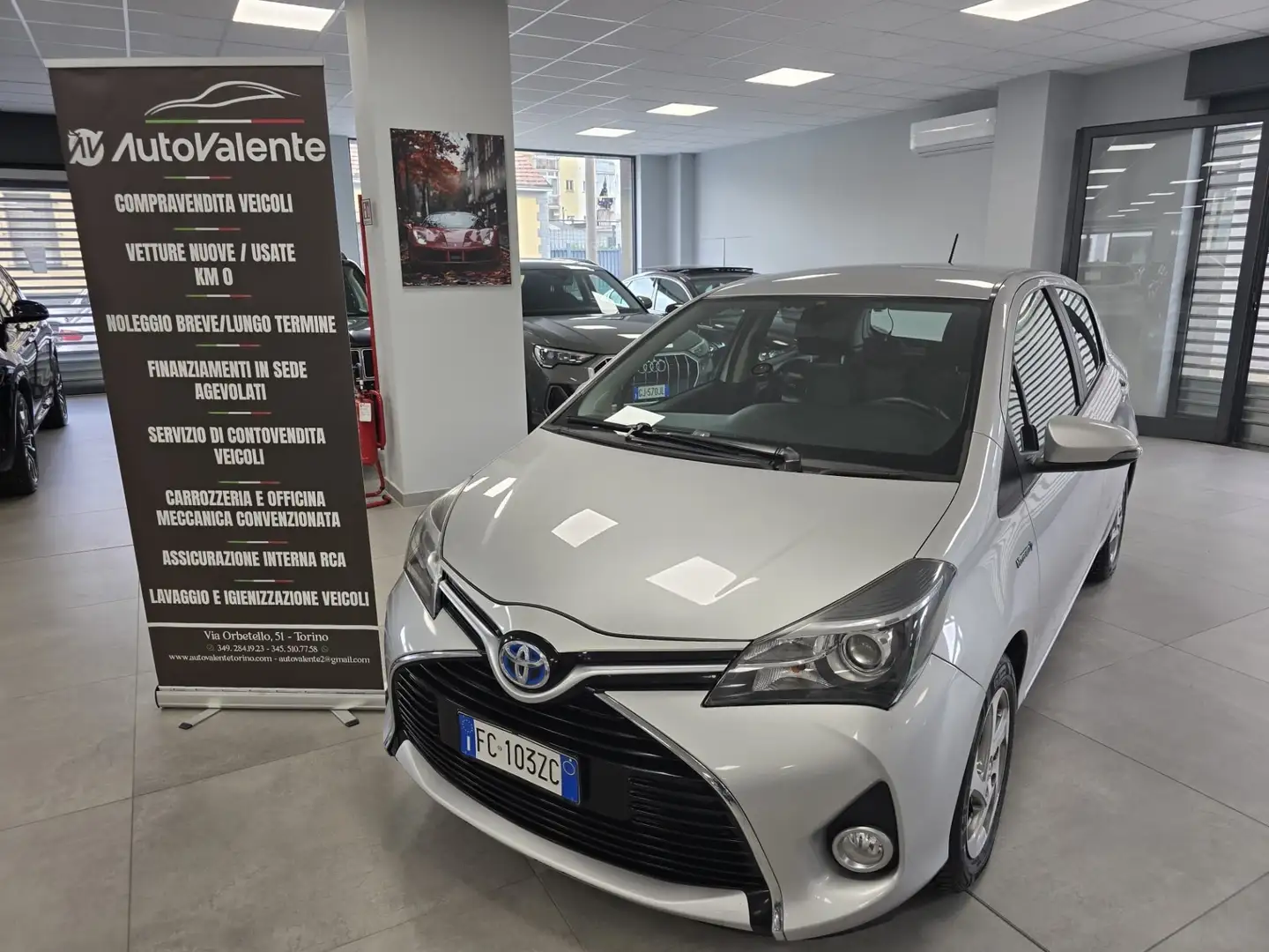 Toyota Yaris 1.5 Hybrid 5 porte Style Grijs - 1