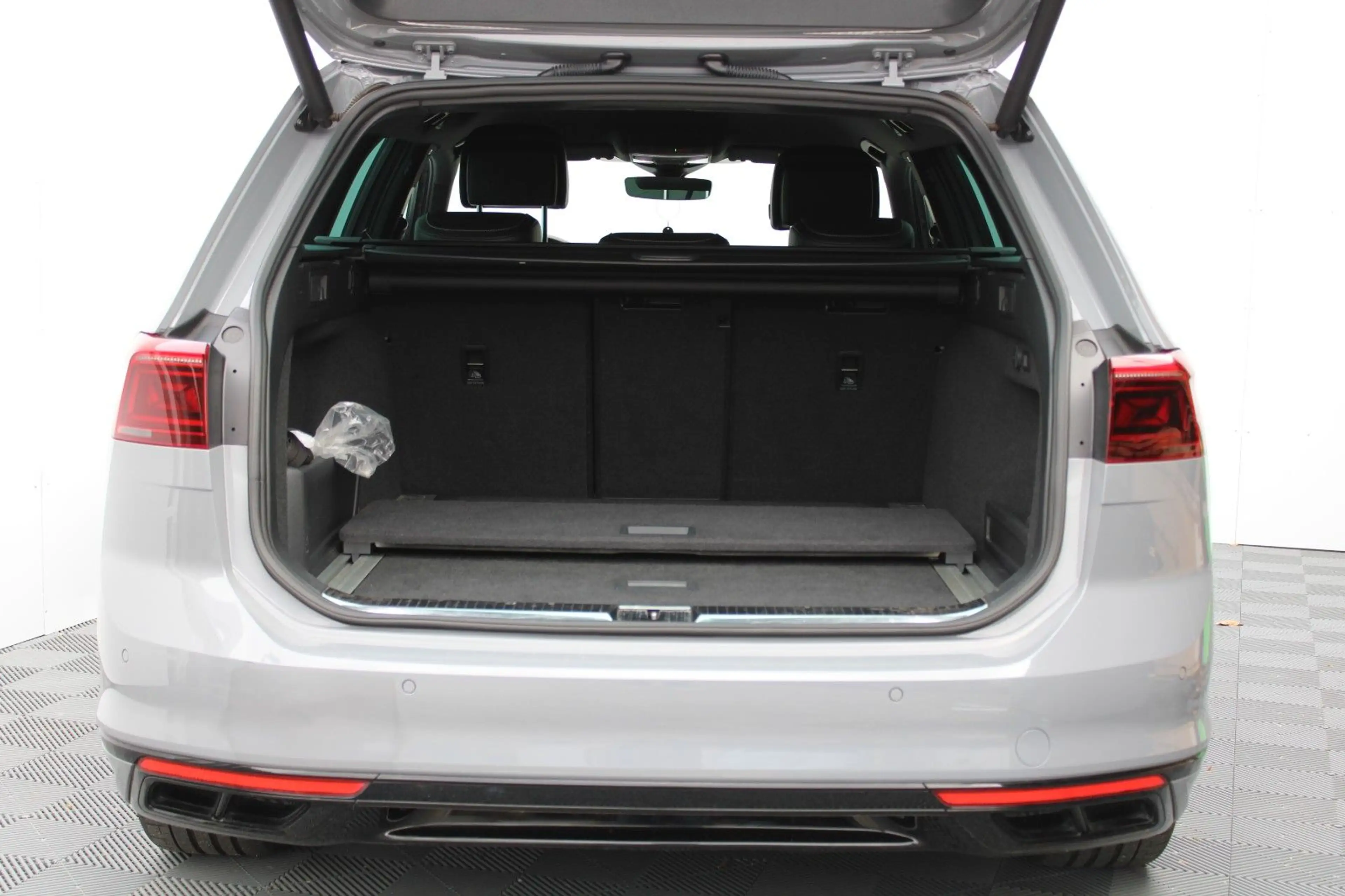 Volkswagen Passat Variant R LINE 4Motion — photo 15