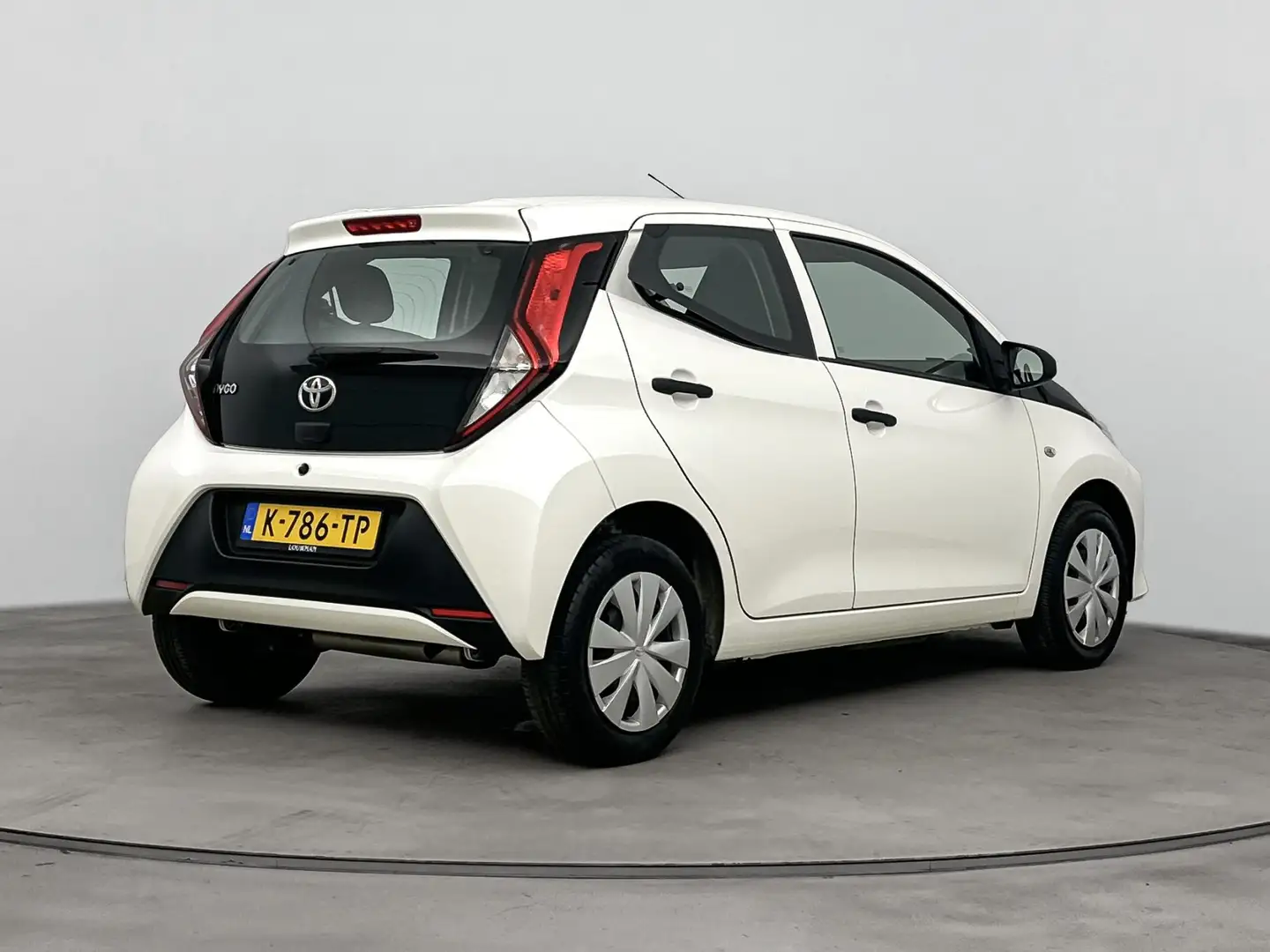 Toyota Aygo 1.0 VVT-i x-fun | NL-Auto | Bluetooth | Airco | Wit - 2