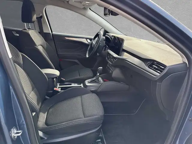 Ford Focus view 3