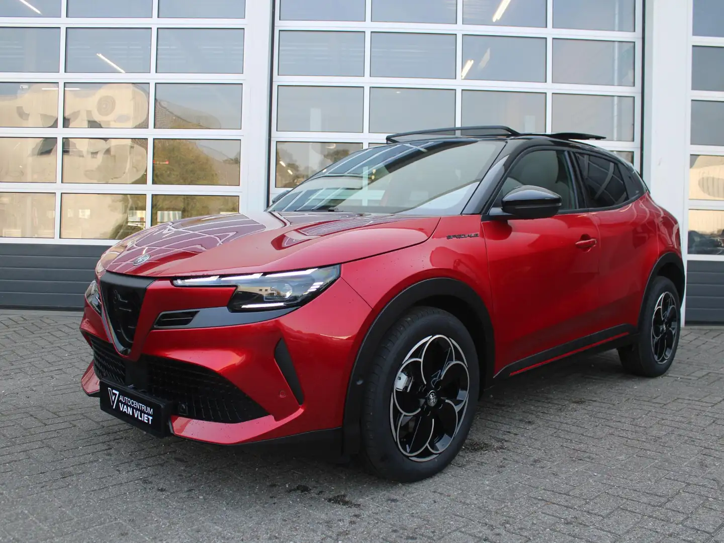 Alfa Romeo Junior Elettrica Speciale 54 kWh | 17% Bijtelling | Schui Rood - 2