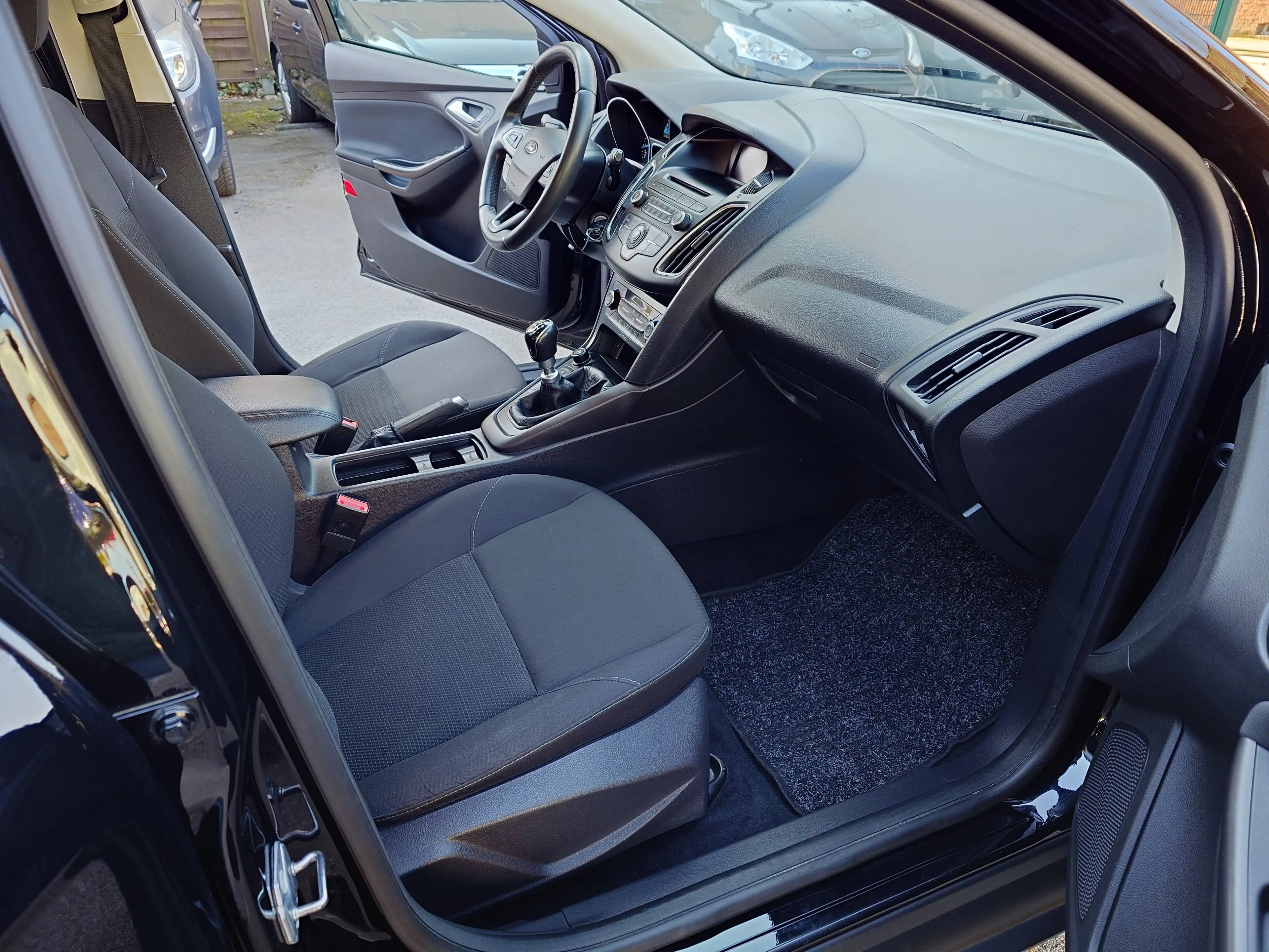 Ford Focus Business 1.0i KLIMA/TEMPOMAT/PDC/BLUETOOTH — photo 7