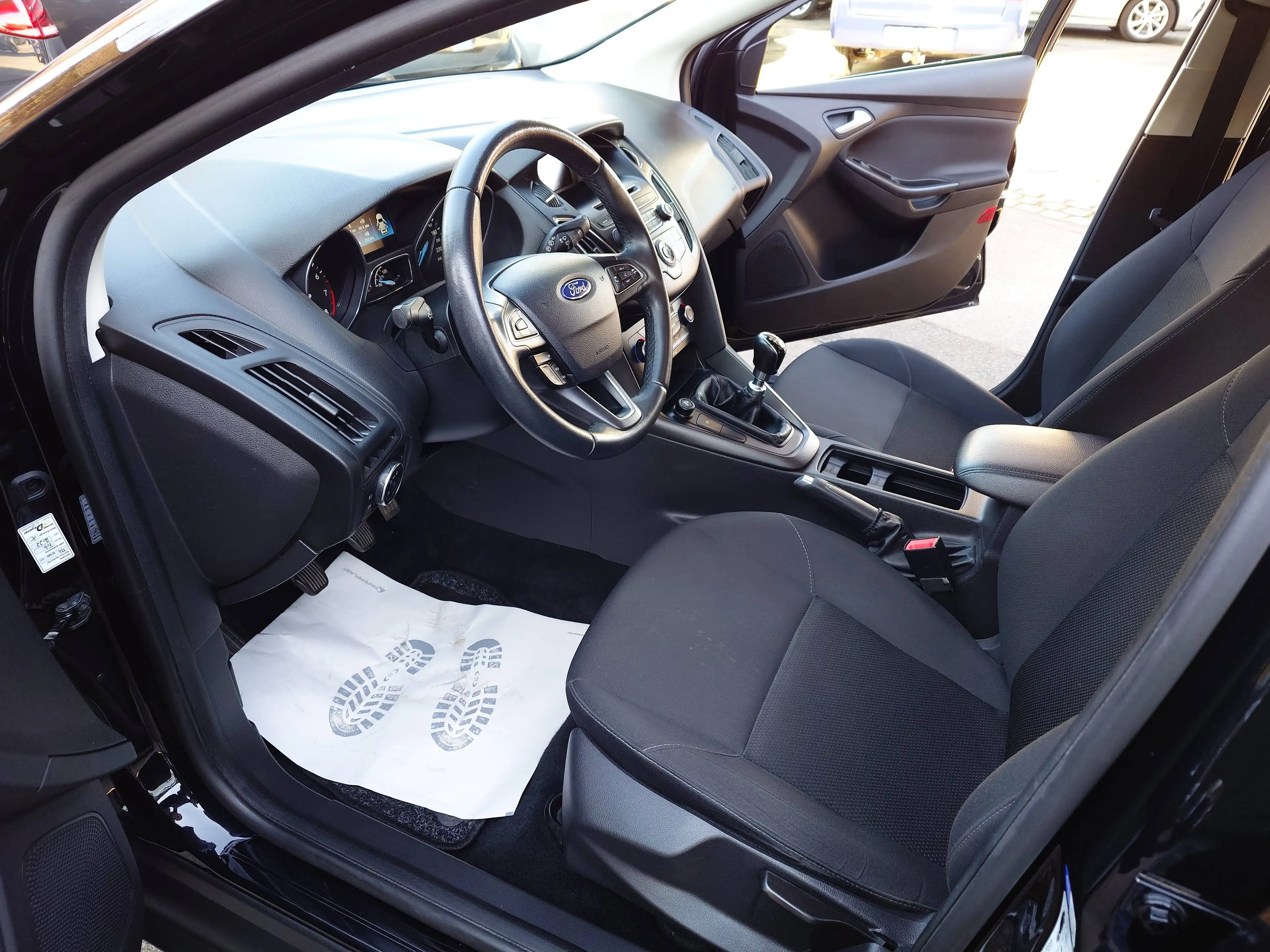 Ford Focus Business 1.0i KLIMA/TEMPOMAT/PDC/BLUETOOTH — photo 6