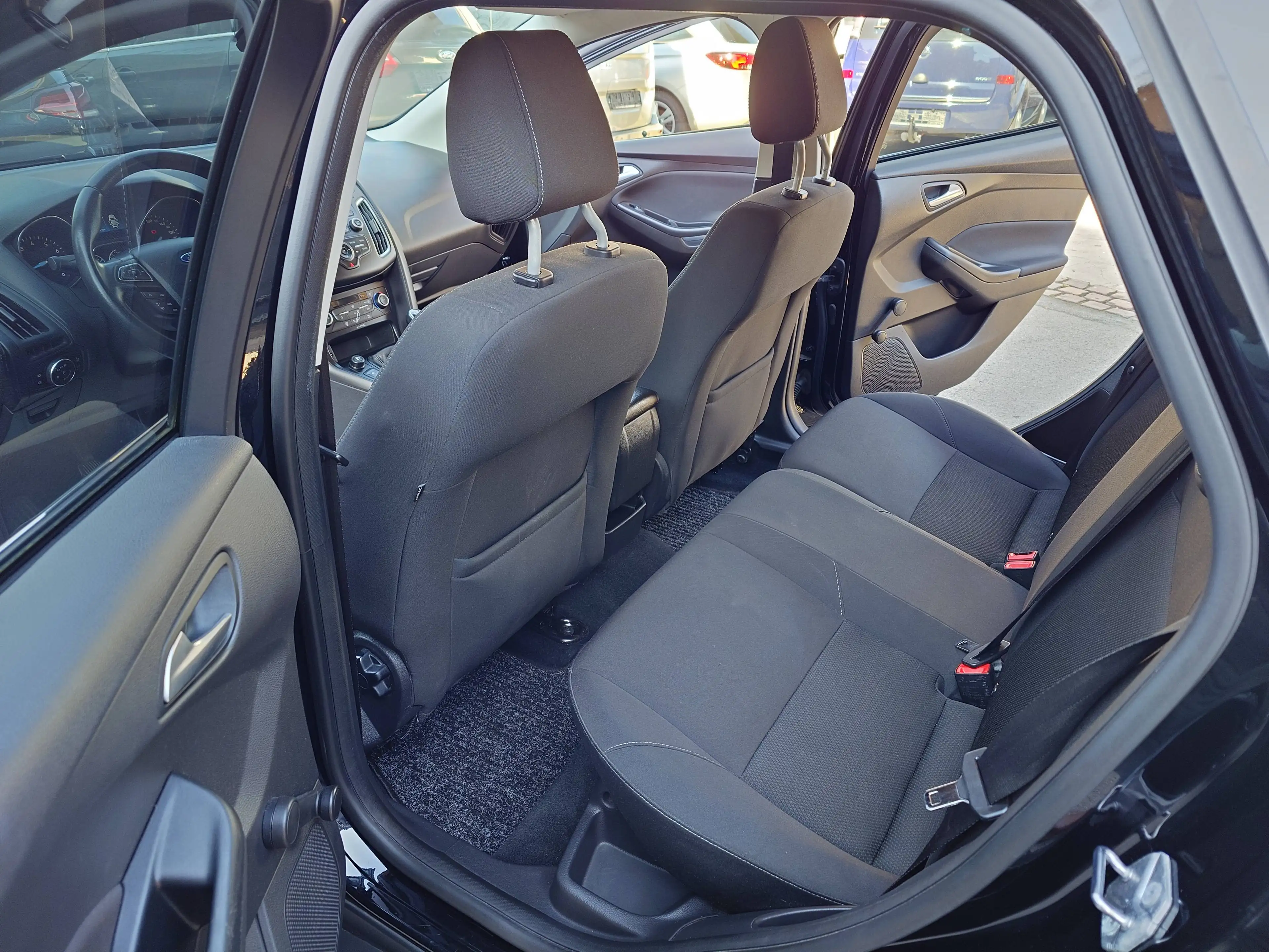 Ford Focus Business 1.0i KLIMA/TEMPOMAT/PDC/BLUETOOTH — photo 9