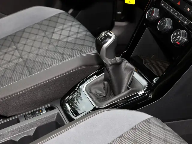 Volkswagen T-Roc view 11