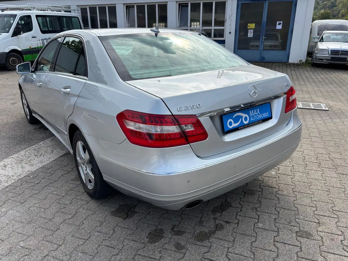 Mercedes-Benz E 250 E 250 CGI BlueEfficiency 1.Rentnerhand nur 77700KM Silber - 2
