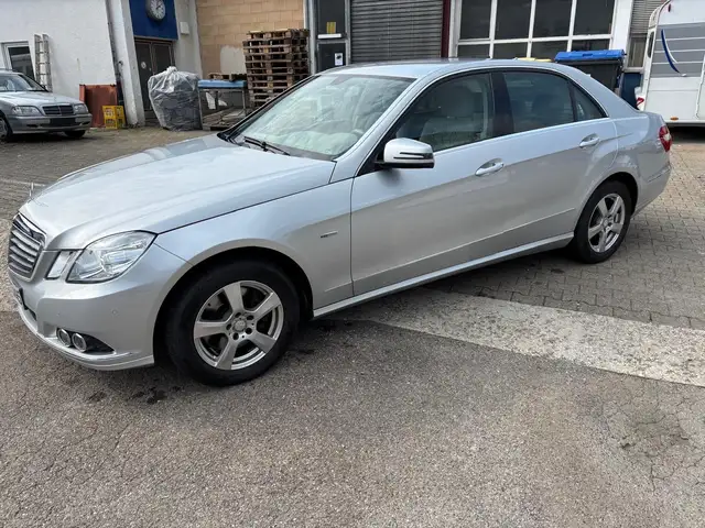 Mercedes-Benz E 250 E 250 CGI BlueEfficiency 1.Rentnerhand nur 77700KM