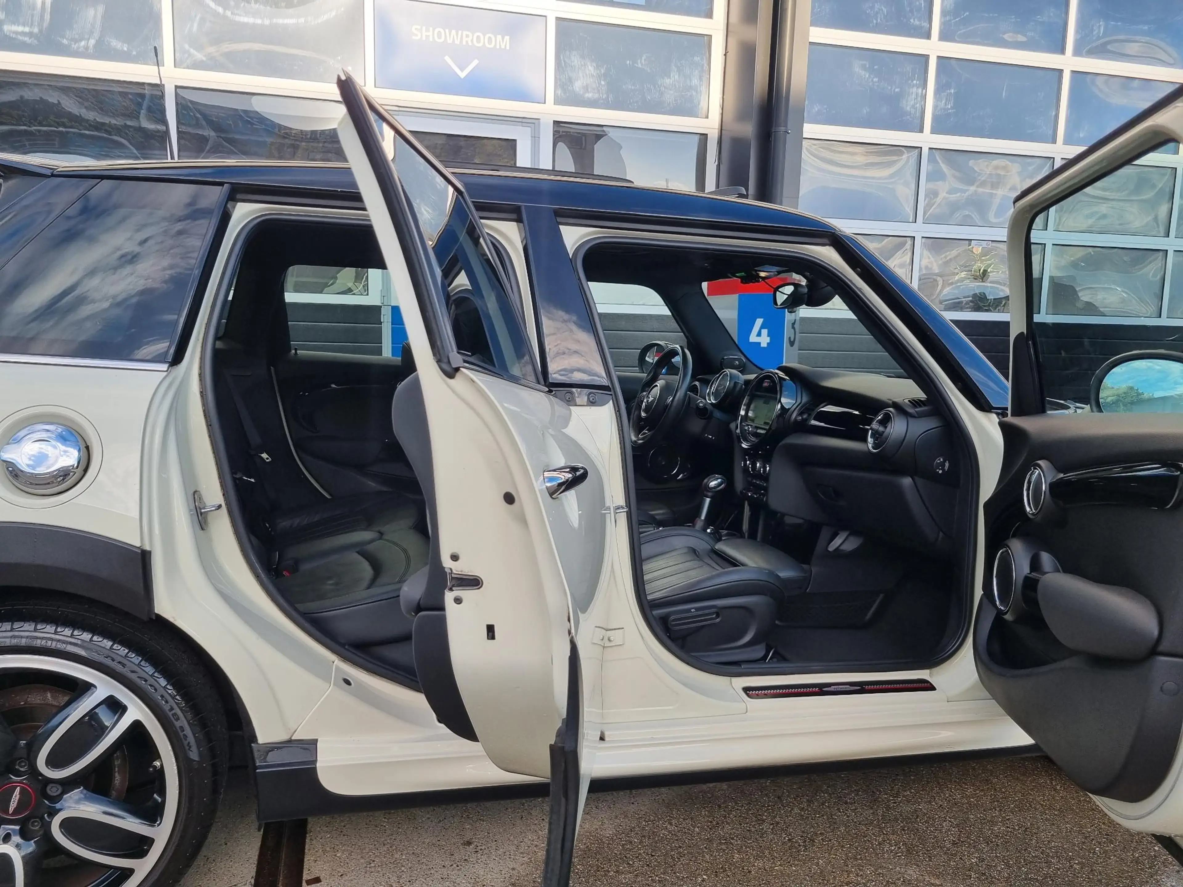 MINI Cooper S 5-Deurs 2.0 Serious Business Aut. SPORTLEER / PANO — photo 18