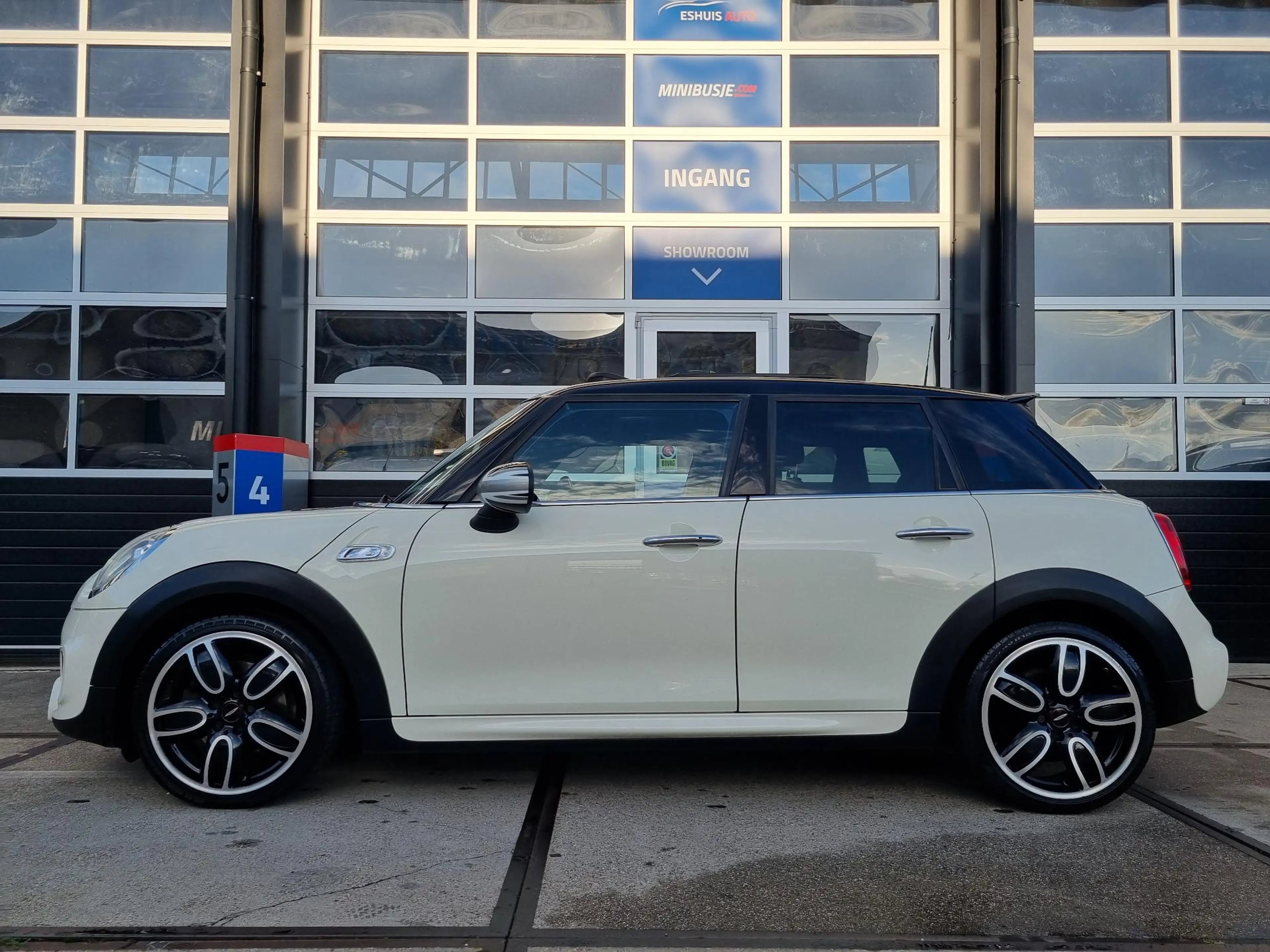 MINI Cooper S 5-Deurs 2.0 Serious Business Aut. SPORTLEER / PANO — photo 2