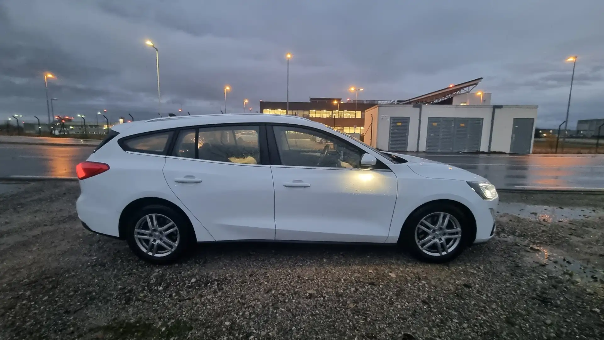 Ford Focus Turnier 1.5 EcoBlue Start-Stopp-System ACTIVE X - 2