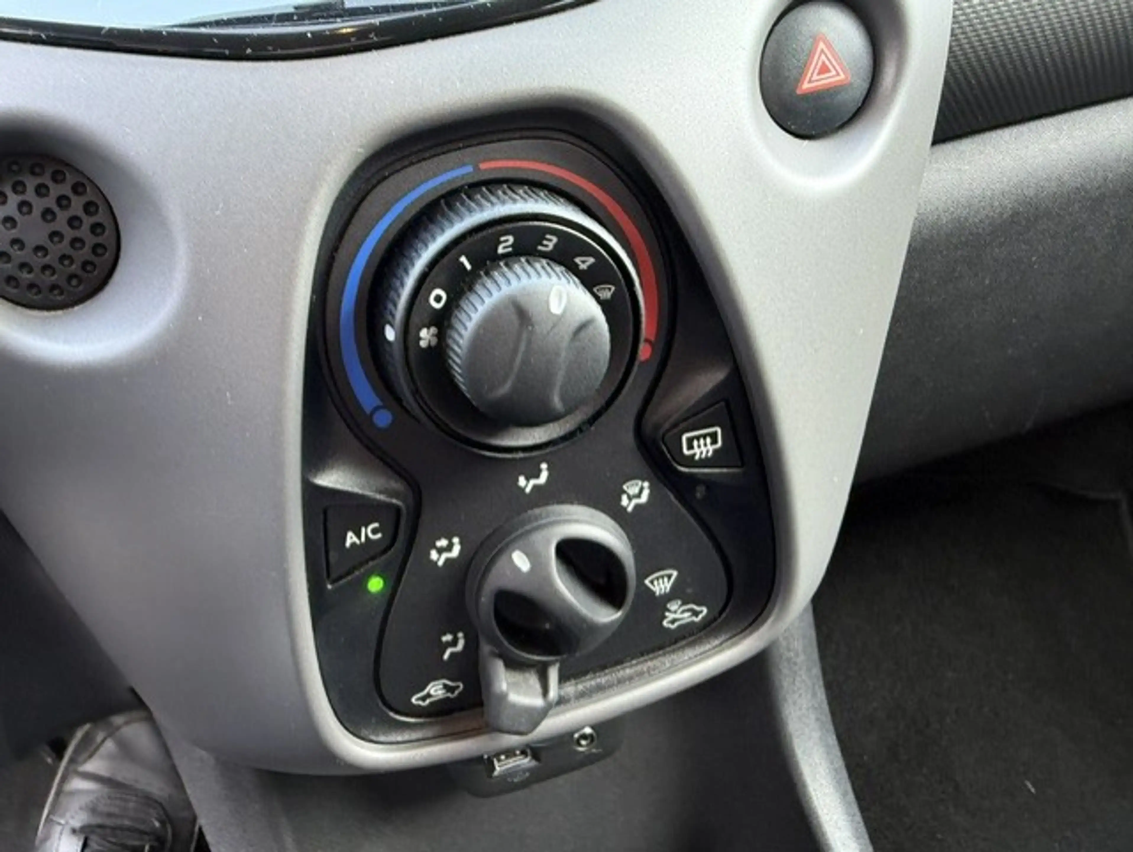 Peugeot 108 108 1.0 VTi Top! Allure S — photo 9