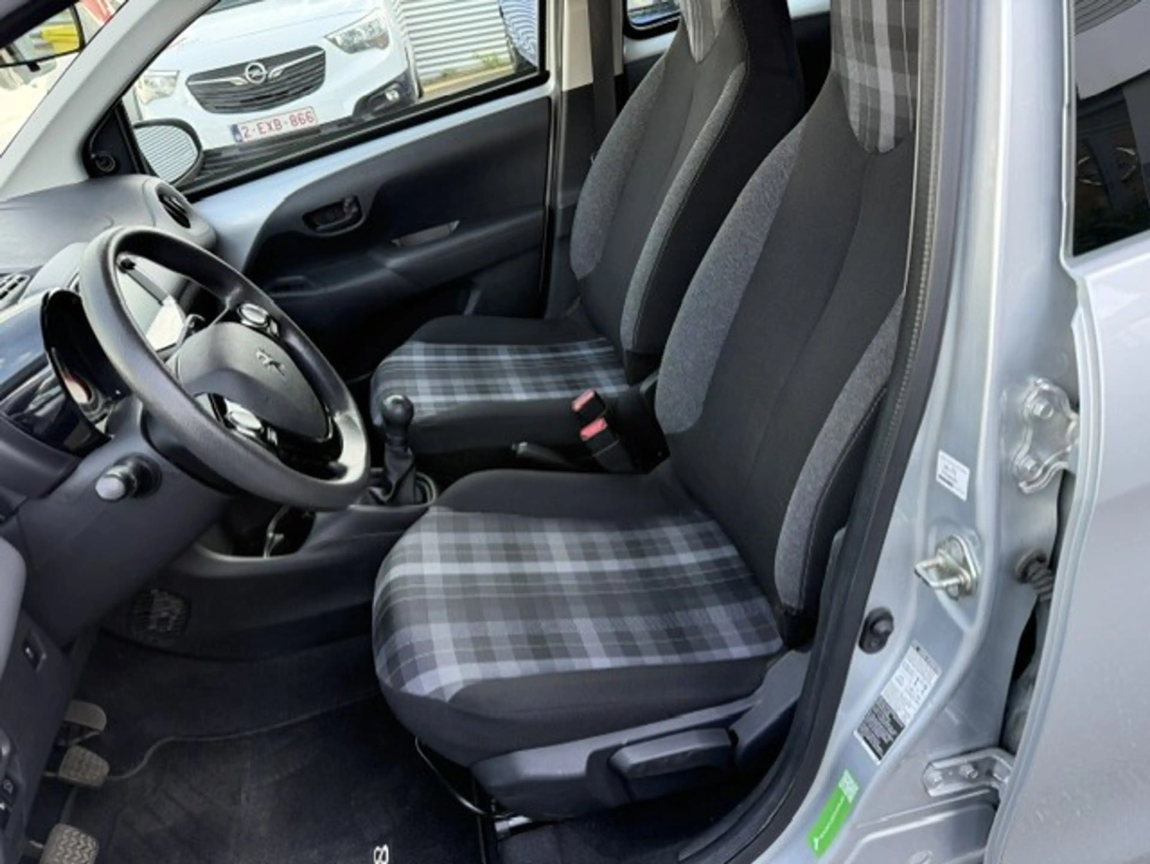 Peugeot 108 108 1.0 VTi Top! Allure S — photo 6