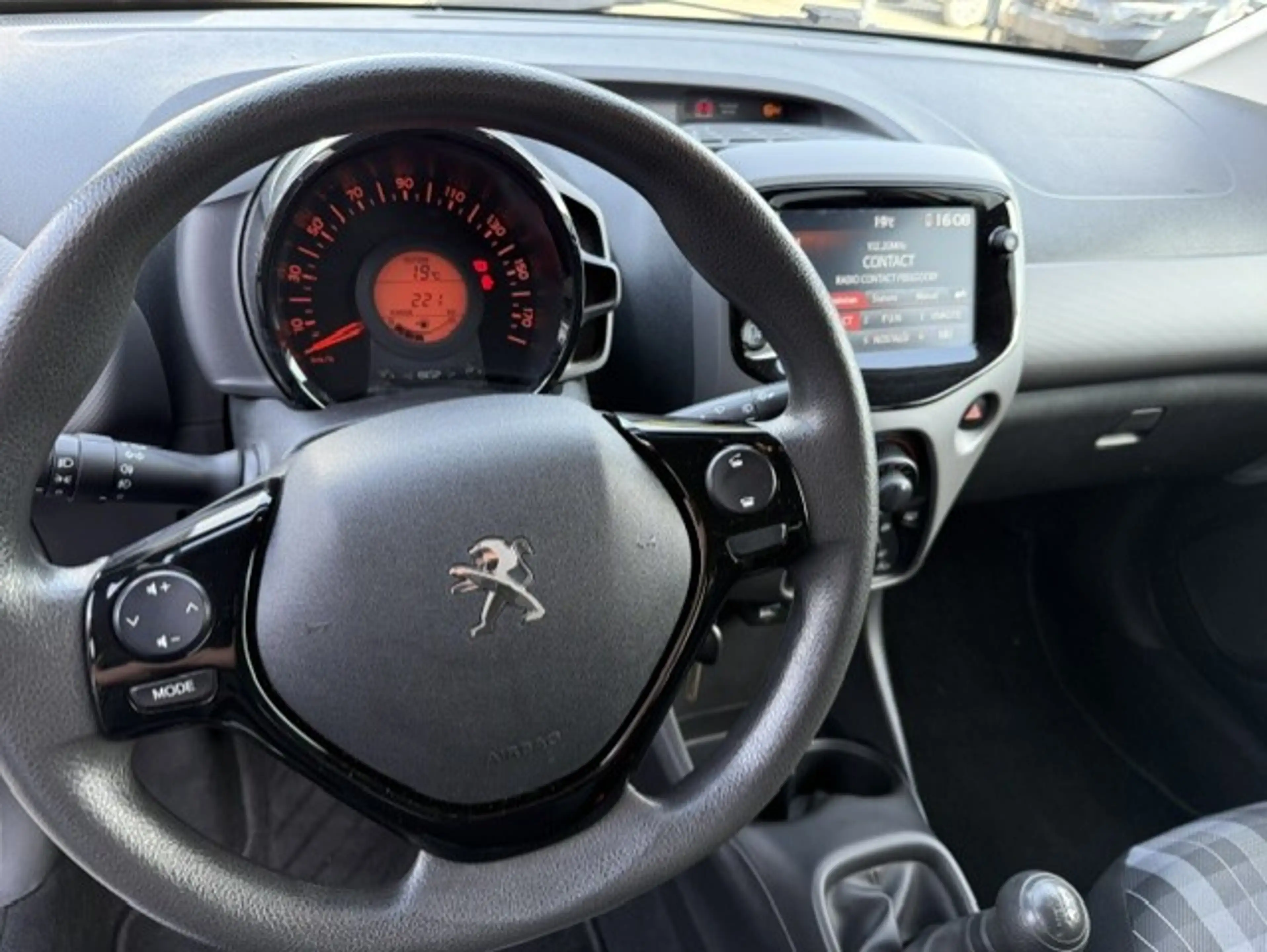 Peugeot 108 108 1.0 VTi Top! Allure S — photo 12