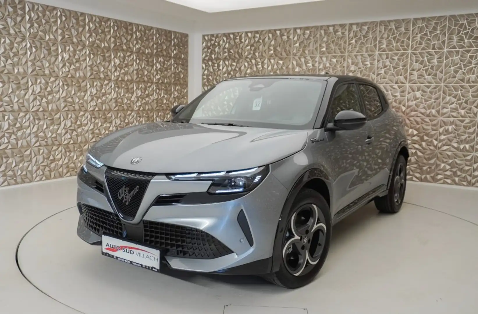 Alfa Romeo Junior IBR Q4 SPORT SPEC 145HP Grau - 1