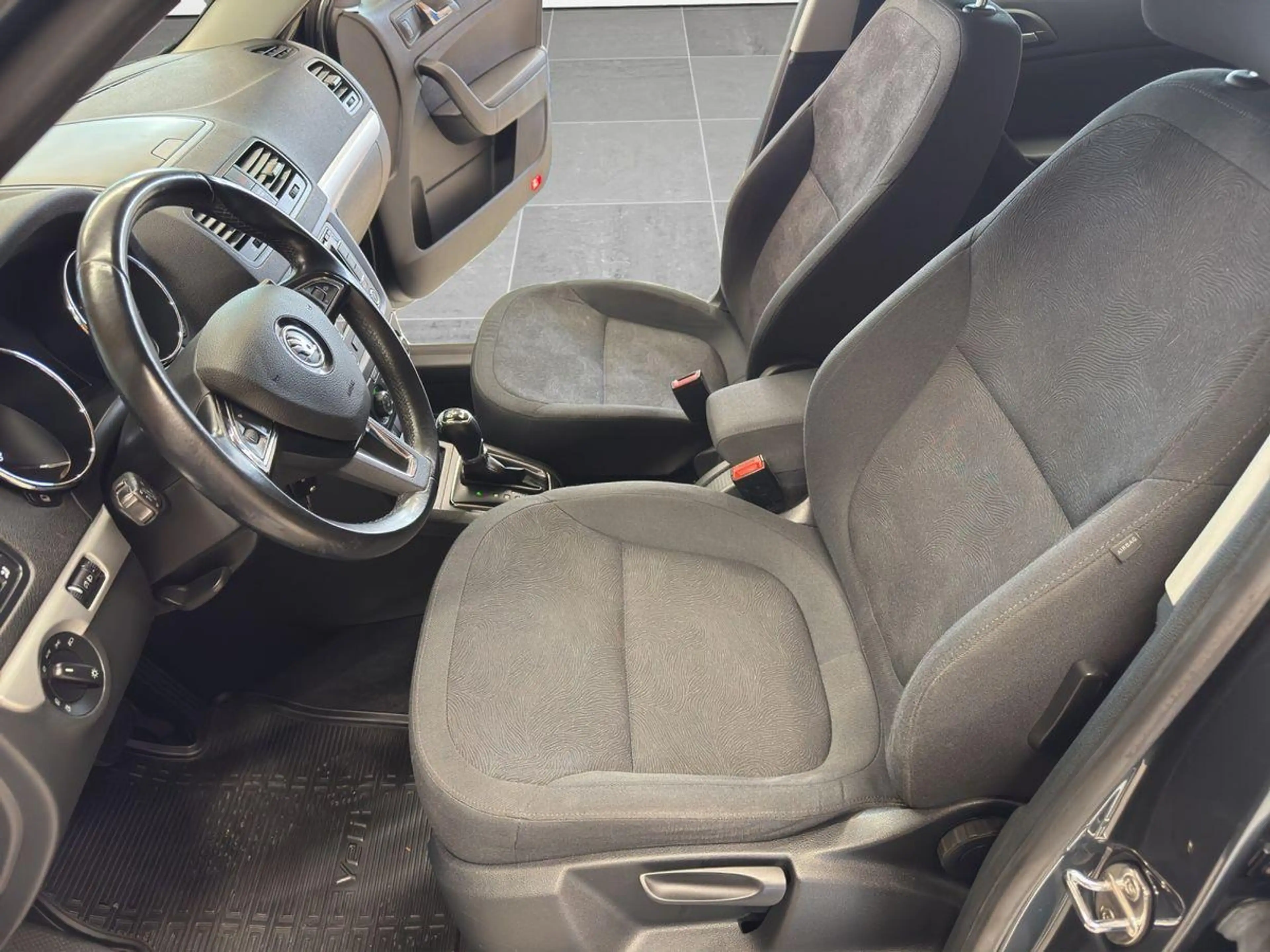 Skoda Yeti Ambtiton 4x4 1.8 TSI DSG AHK Klima Navi — photo 11