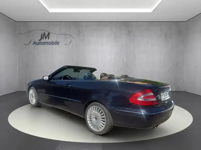 Mercedes-Benz CLK view 4