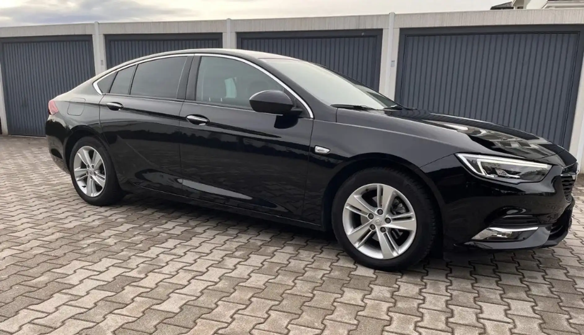 Opel Insignia Grand Sport 1.6 Diesel (118g) Innovation Schwarz - 2