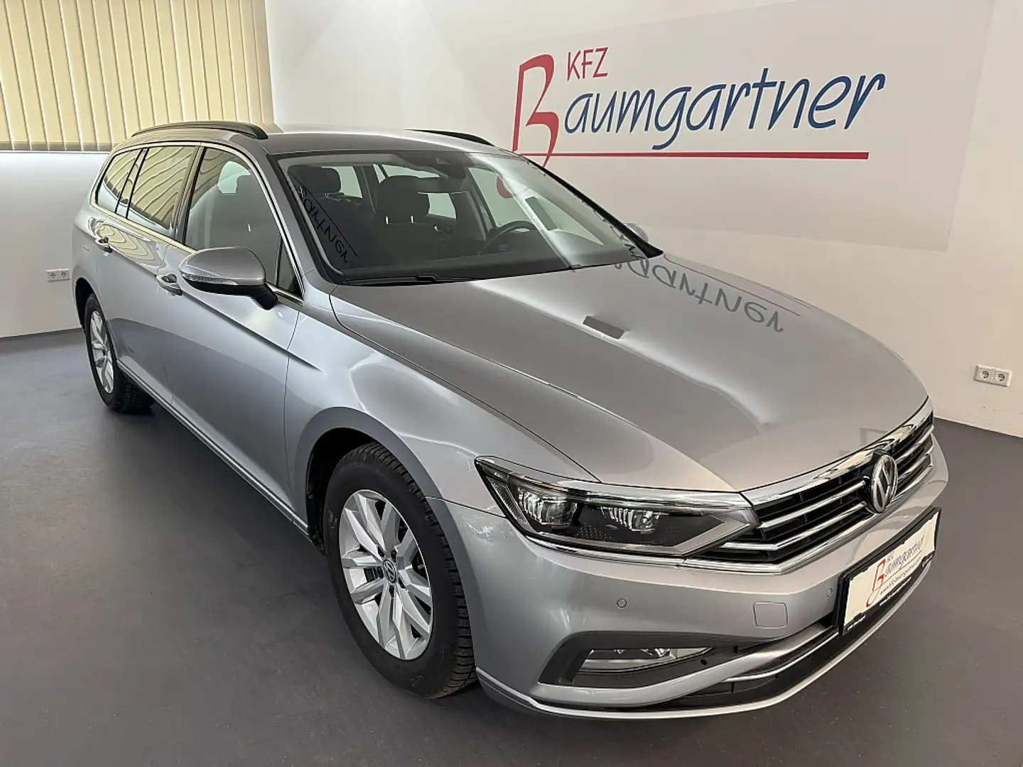 Volkswagen Passat Variant 1,6TDI DSG *Matrix LED*NAVI*ACC*Rückfahrkamera*... Silber - 1
