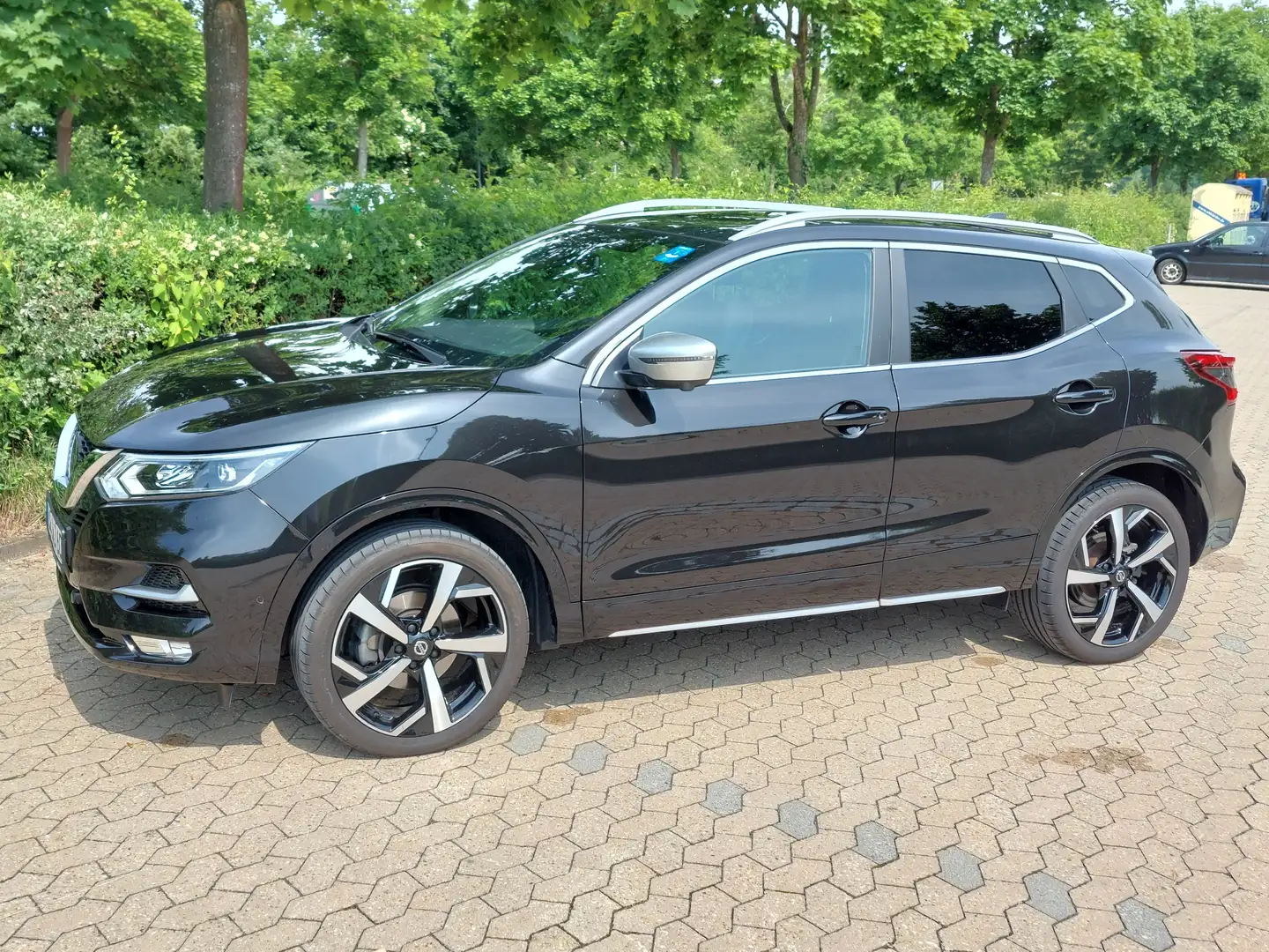 Nissan Qashqai Qashqai 1.3 DIG-T TEKNA+ Schwarz - 2