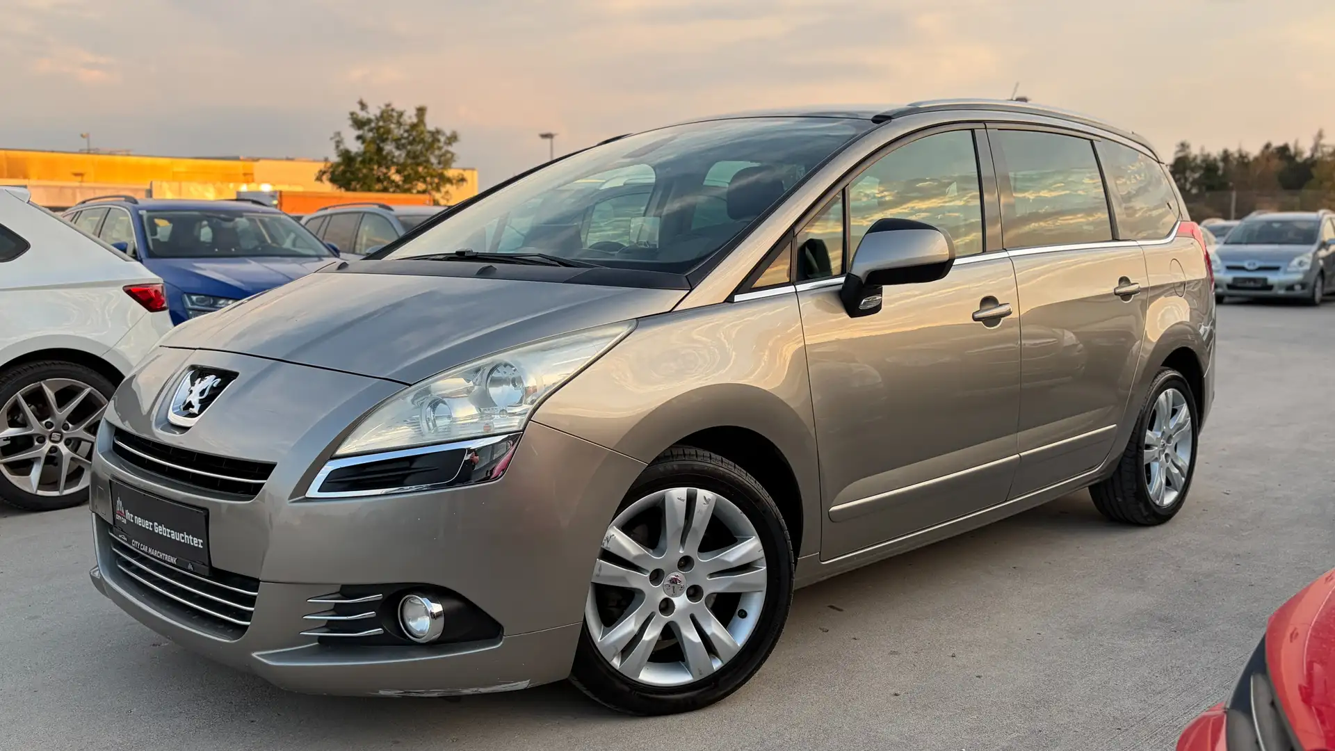 Peugeot 5008 Platinum | PICKERL 07/27 | 7 SITZE | HEADUP | 2.0D Grau - 1