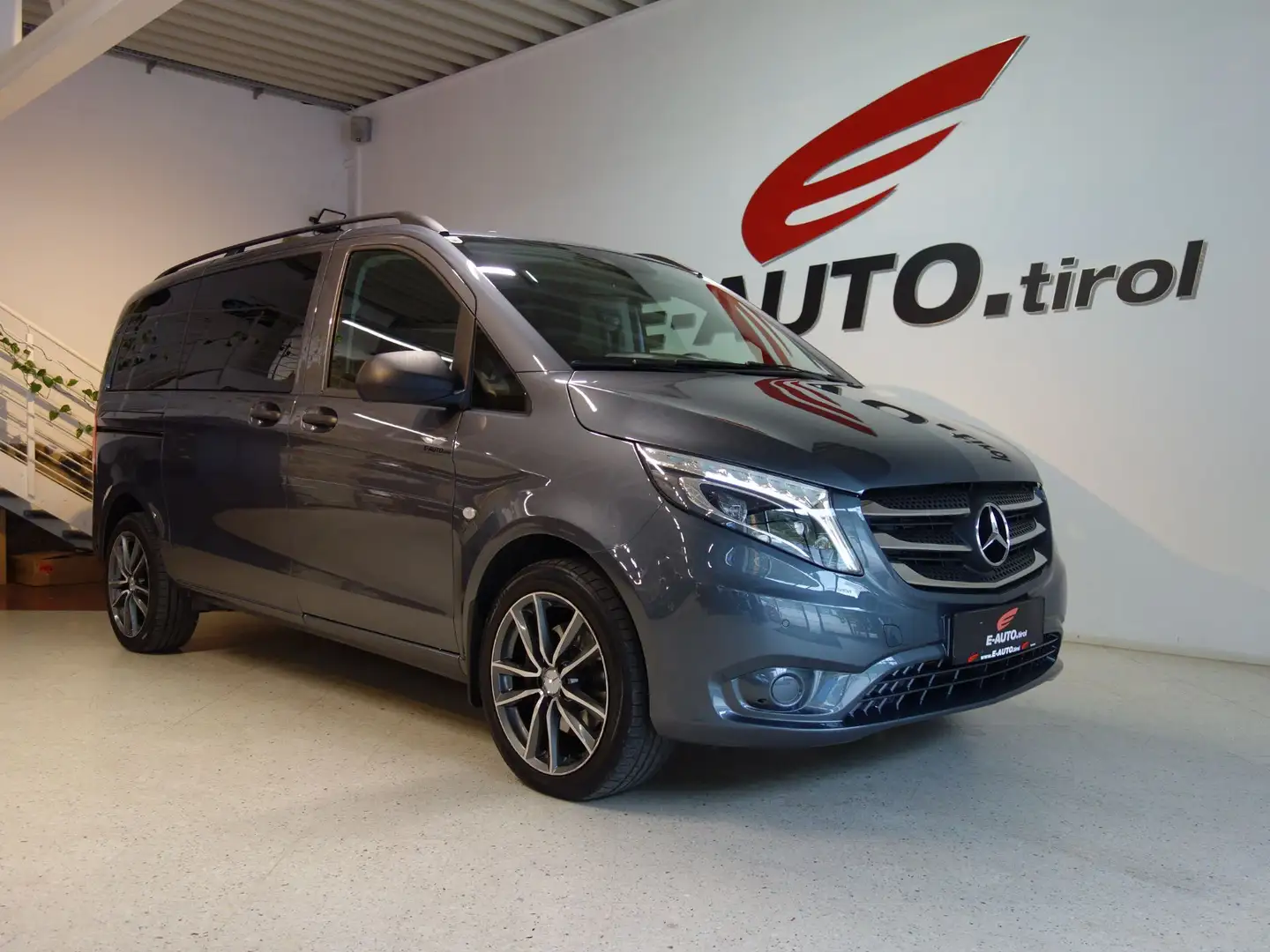 Mercedes-Benz Vito Tourer 119 kompakt 4x4 Aut. *MWST *LED*AHK*LIEGEP Grau - 1