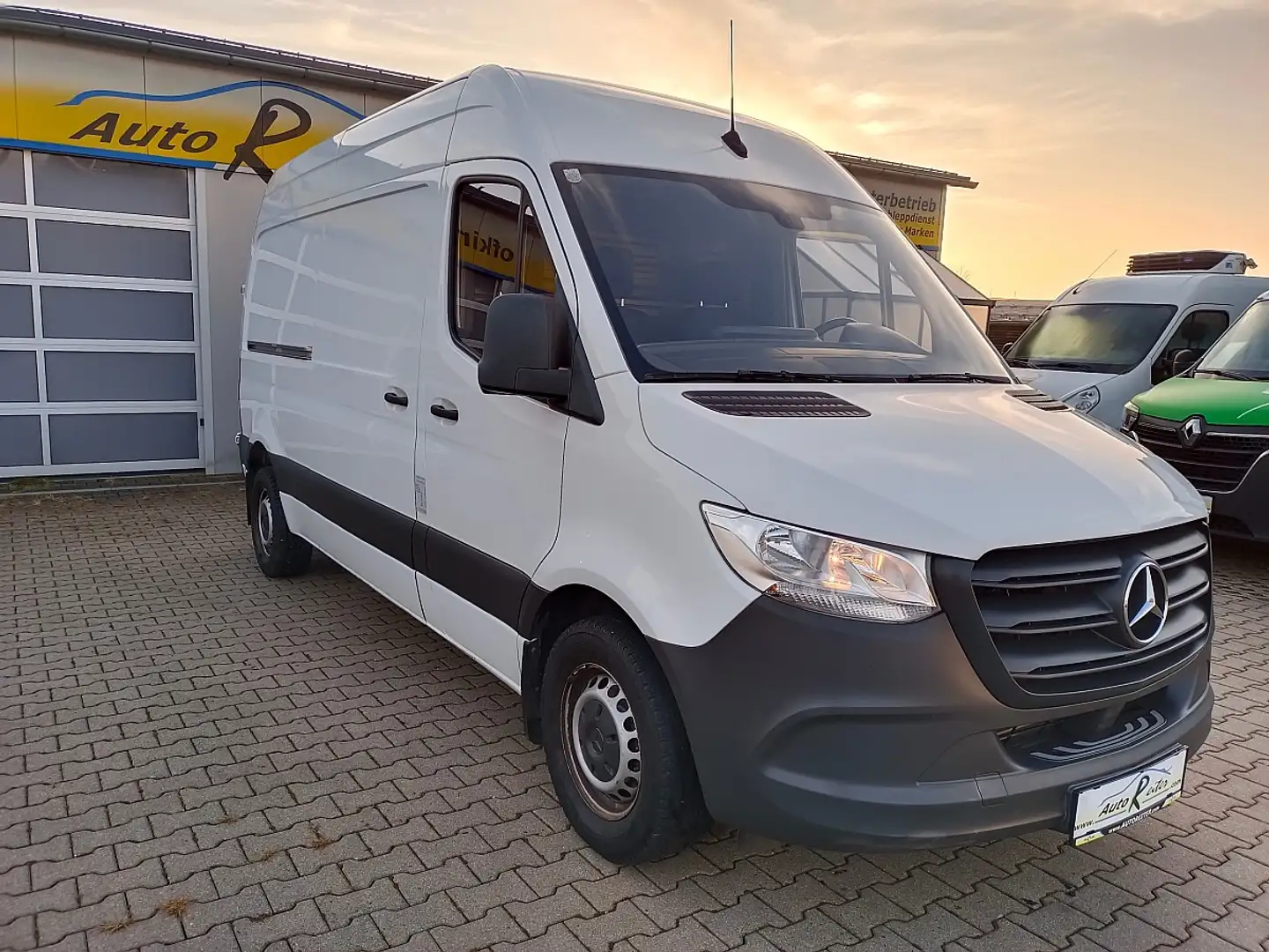 Mercedes-Benz Sprinter L2H2 Front 211 CDI 3,0t / 3.924 mm Weiß - 1