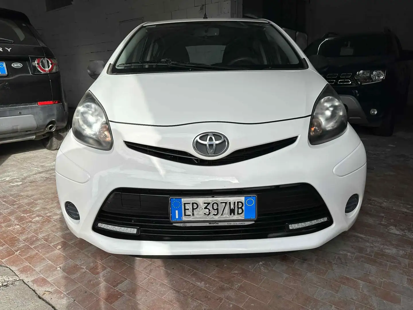 Toyota Aygo Aygo I 2012 5p 1.0 Lounge connect Weiß - 2