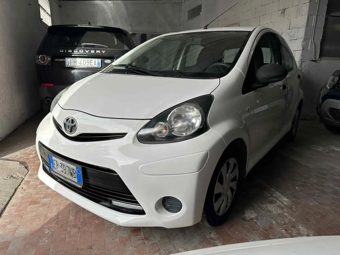 Toyota Aygo Aygo I 2012 5p 1.0 Lounge connect Weiß - 1