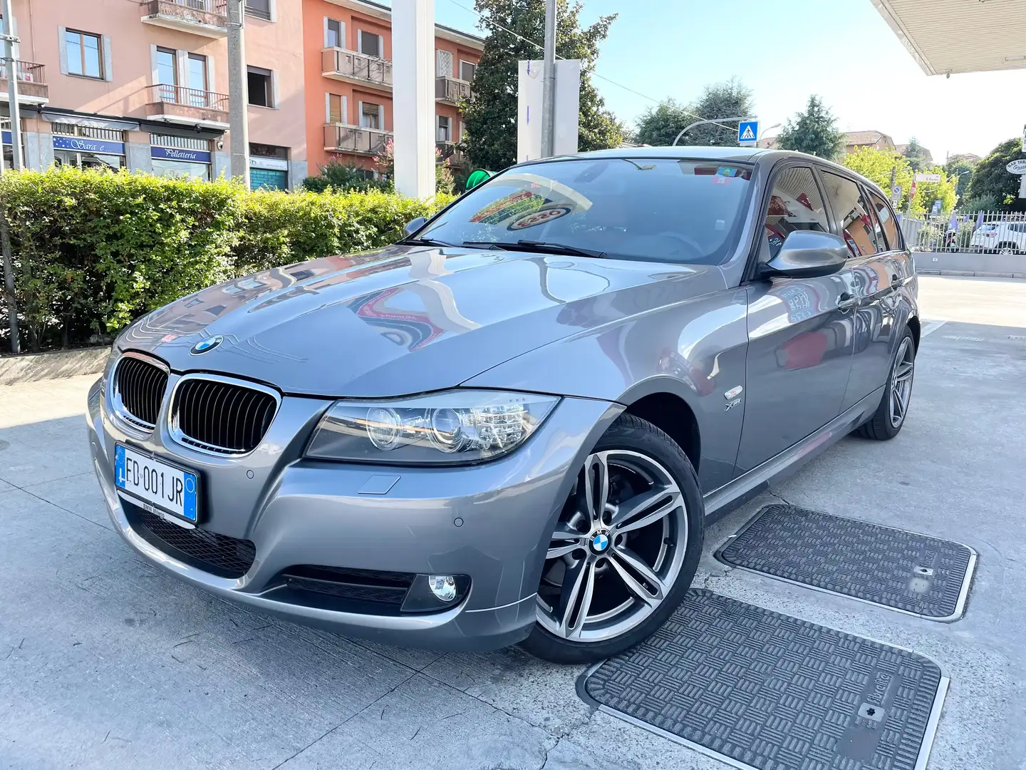 BMW 320 d Touring xdrive Futura pelle 184cv *NAVIGATORE* Grigio - 1