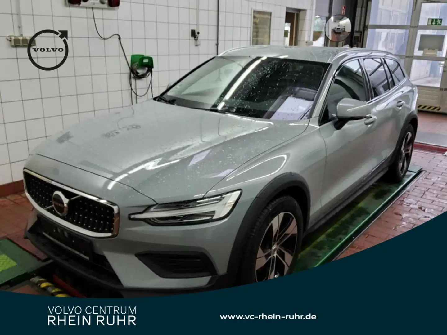 Volvo V60 Cross Country B4 (D) AWD PLUS AHK+FAP+LM19+ Grau - 1