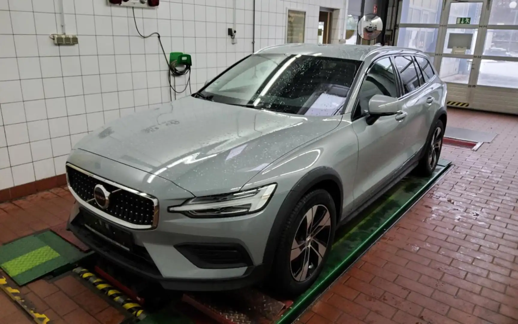 Volvo V60 Cross Country B4 (D) AWD PLUS AHK+FAP+LM19+ Grau - 2