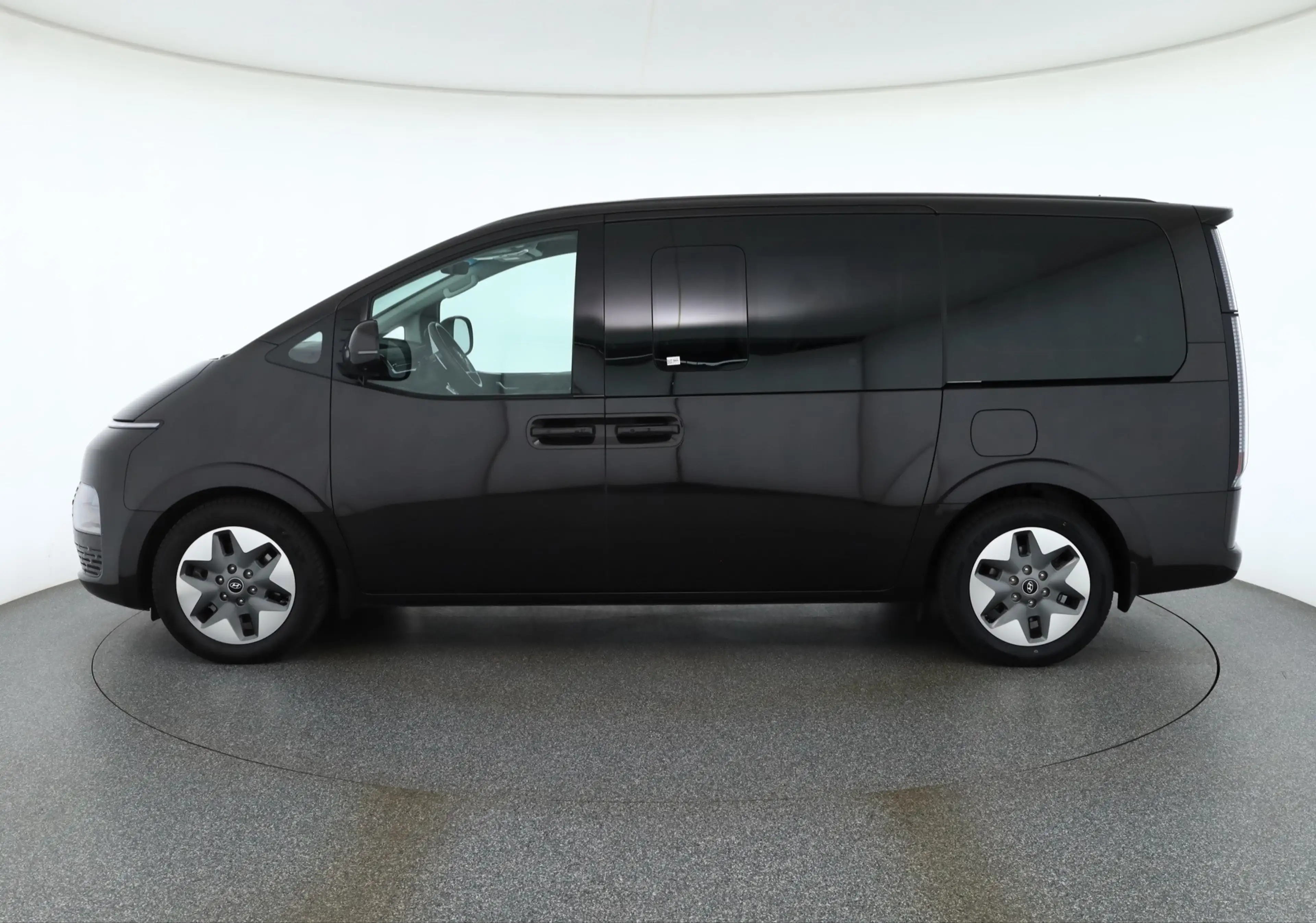 Hyundai STARIA 2.2 CRDi Prime 4WD 9-Sitzer LED Navi 360° — photo 2