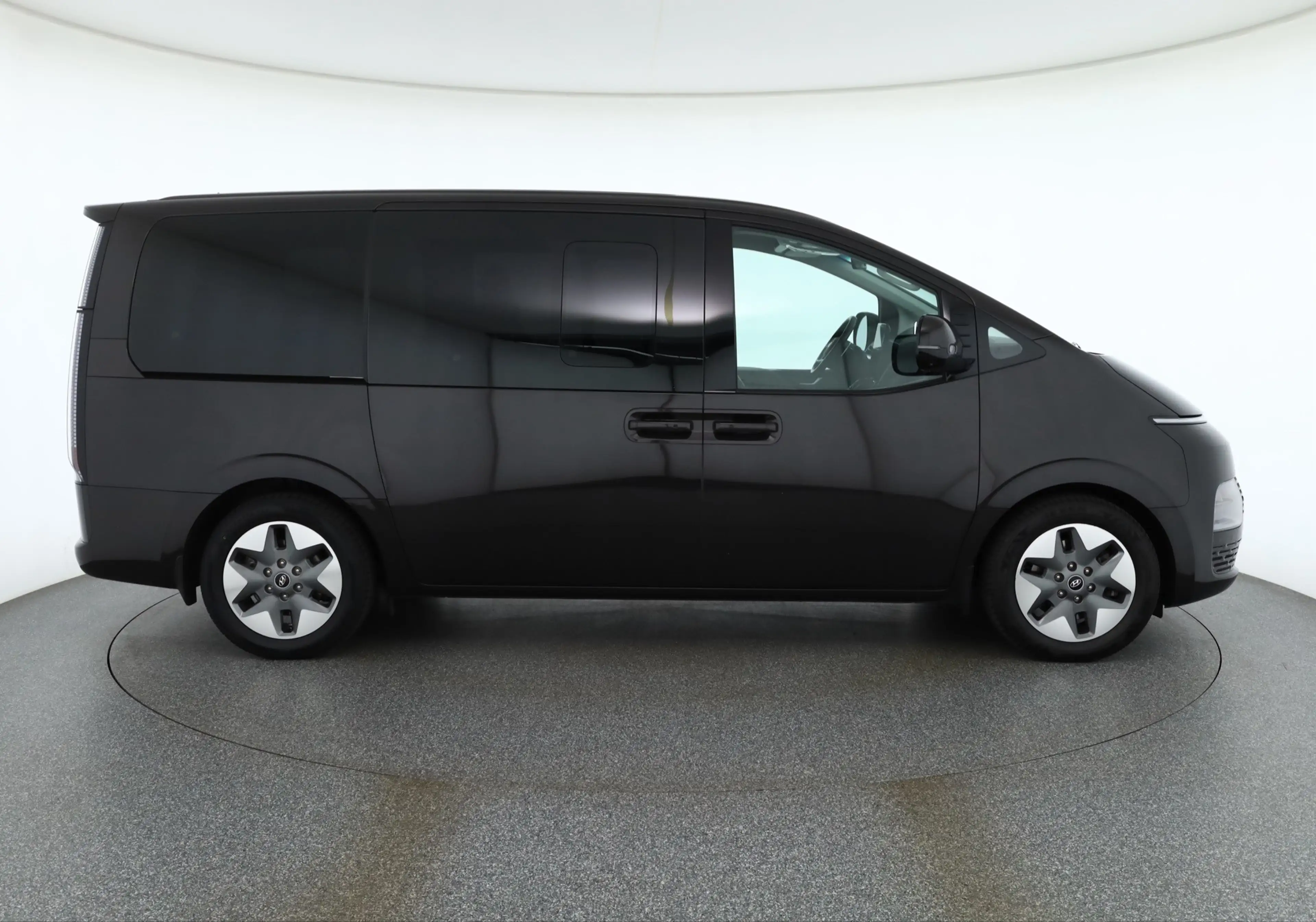 Hyundai STARIA 2.2 CRDi Prime 4WD 9-Sitzer LED Navi 360° — photo 6