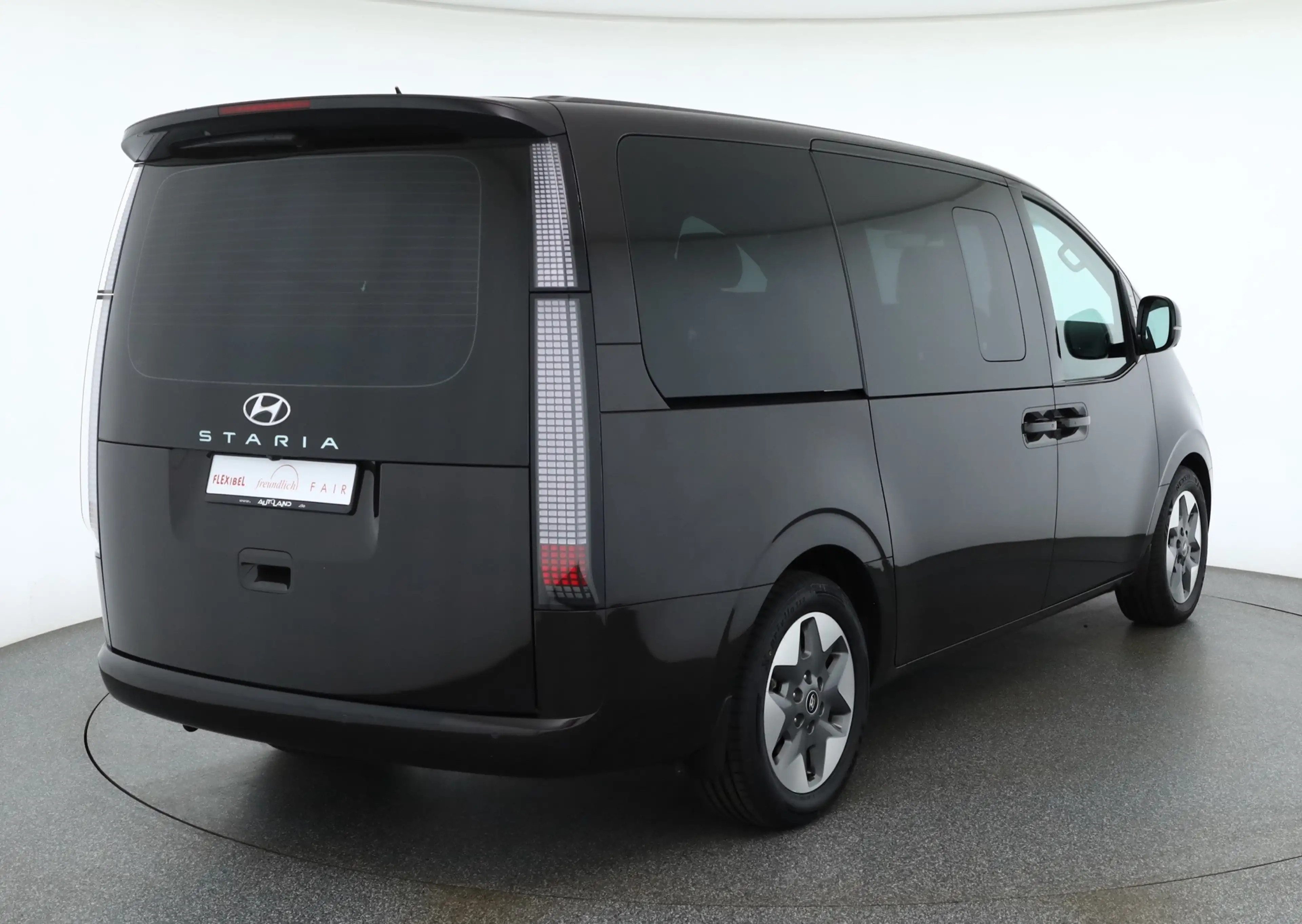 Hyundai STARIA 2.2 CRDi Prime 4WD 9-Sitzer LED Navi 360° — photo 5