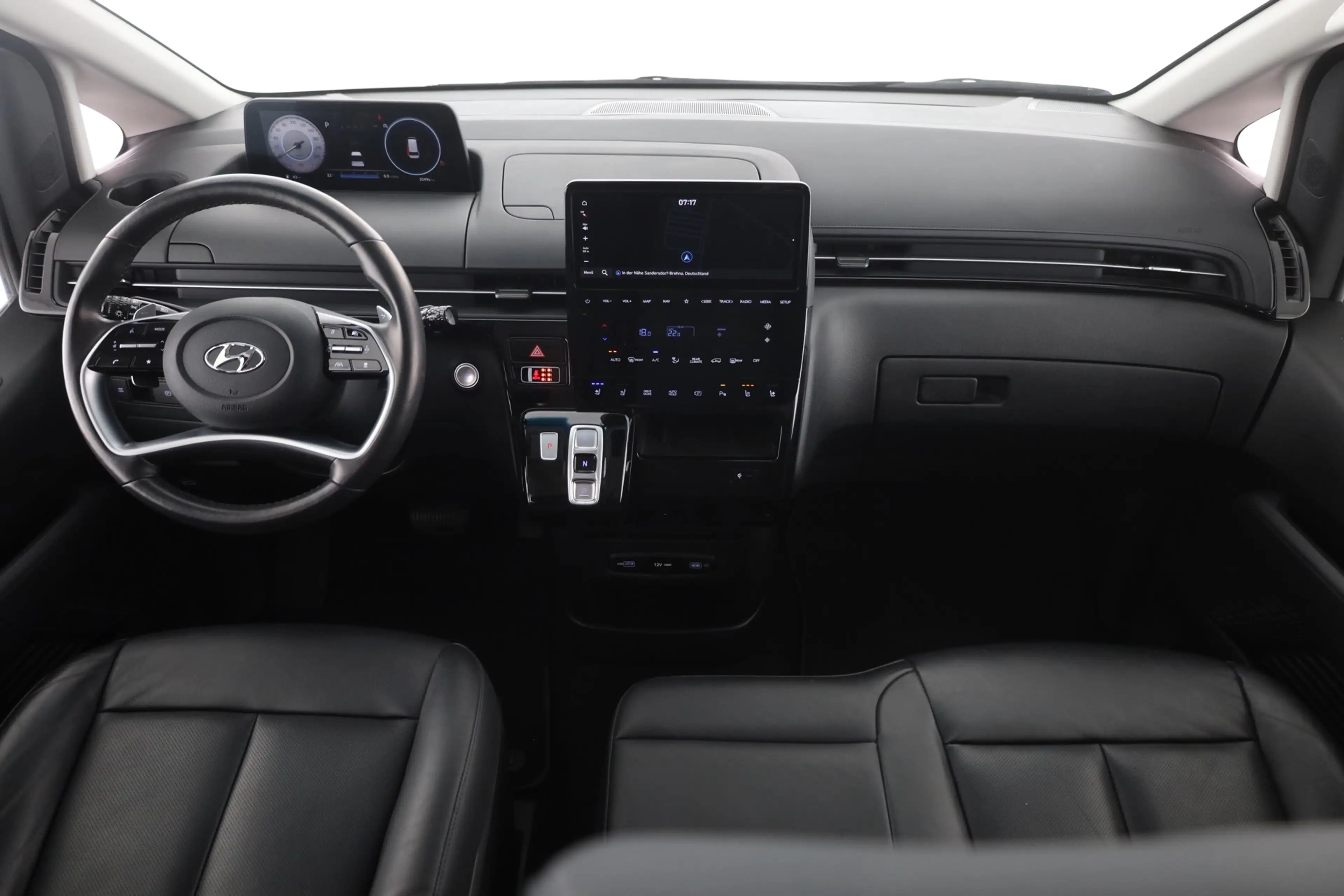 Hyundai STARIA 2.2 CRDi Prime 4WD 9-Sitzer LED Navi 360° — photo 9