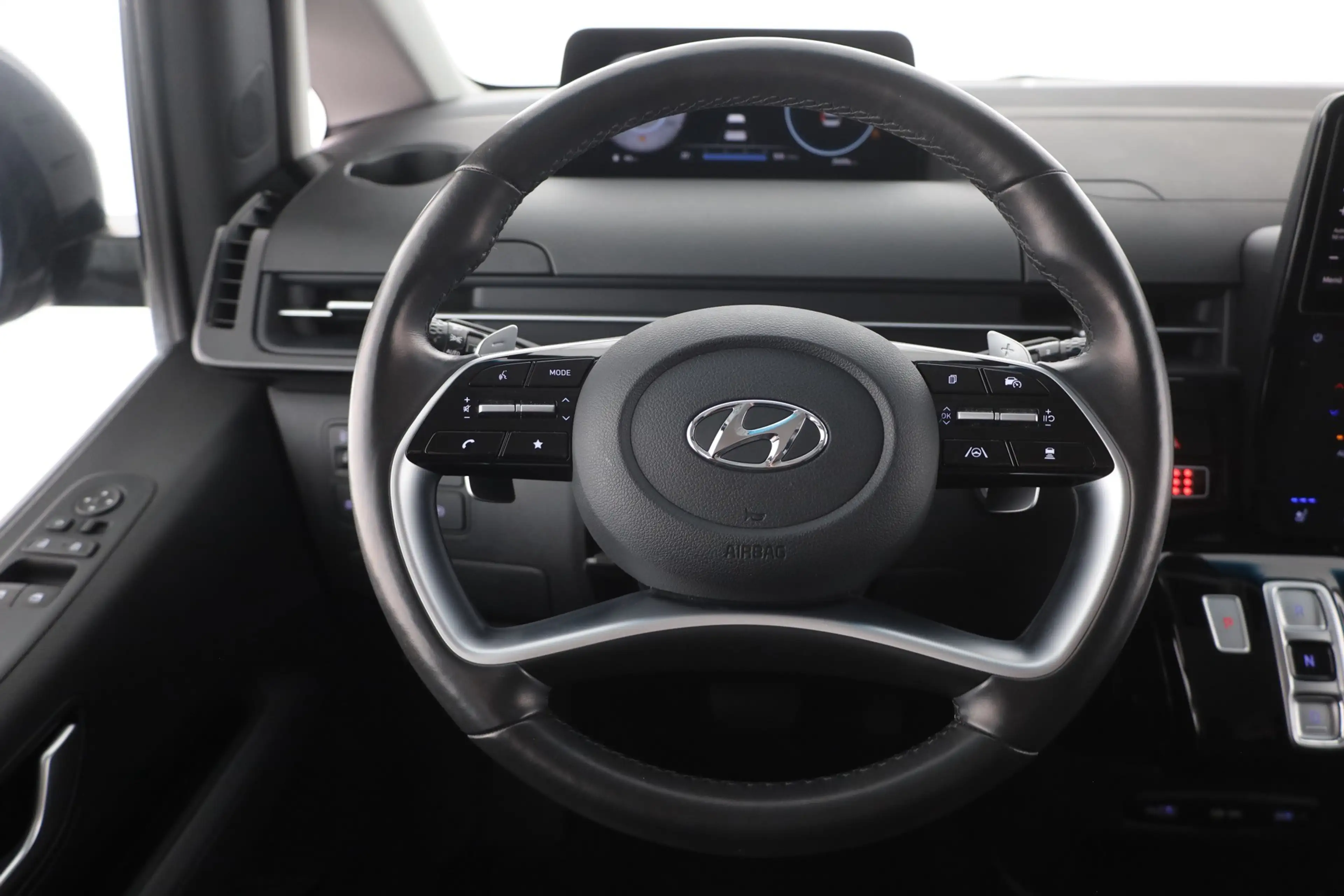 Hyundai STARIA 2.2 CRDi Prime 4WD 9-Sitzer LED Navi 360° — photo 15